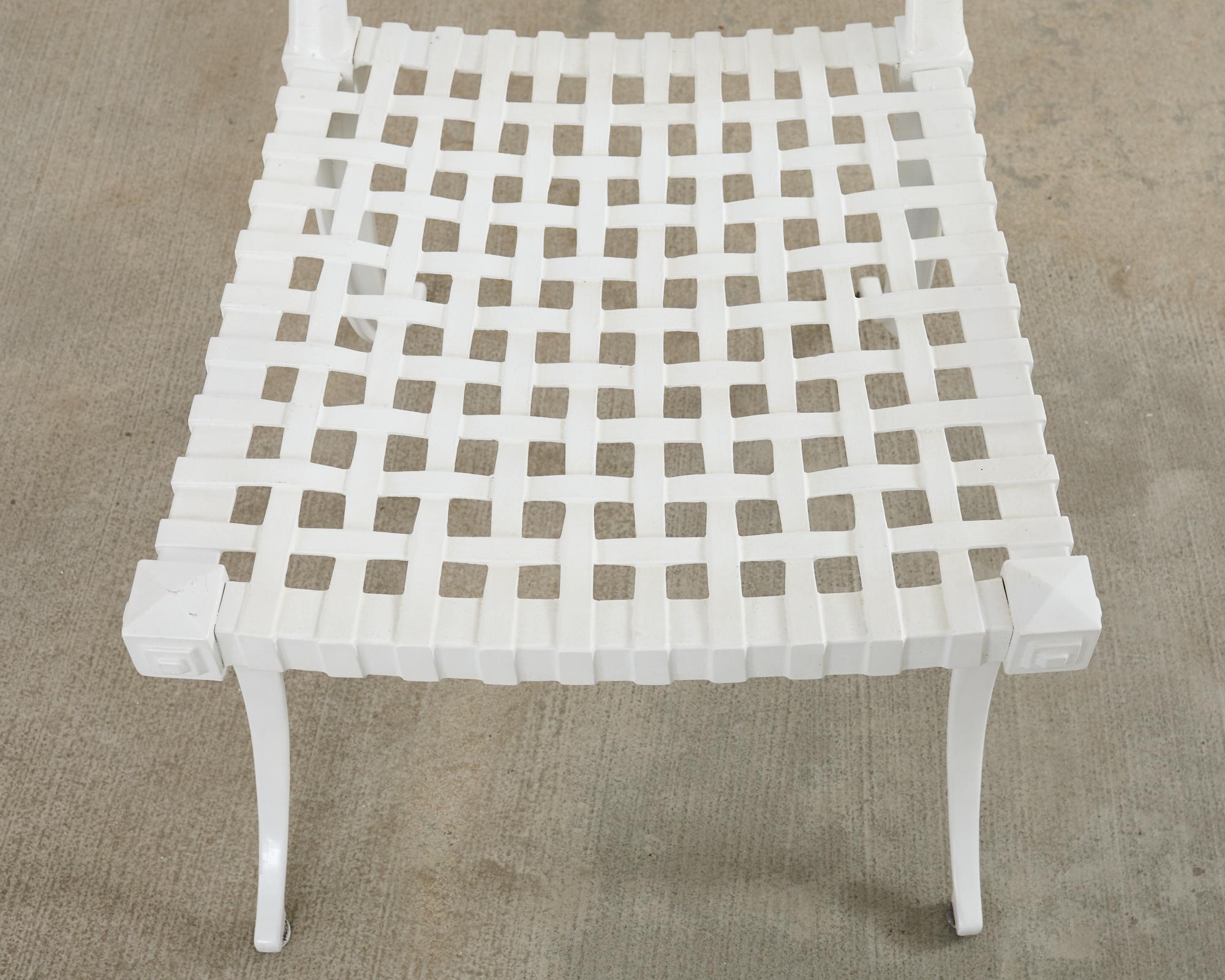 Mesa de comedor de jardín de líneas finas y cuatro sillas Klismos neoclásicas en venta 10