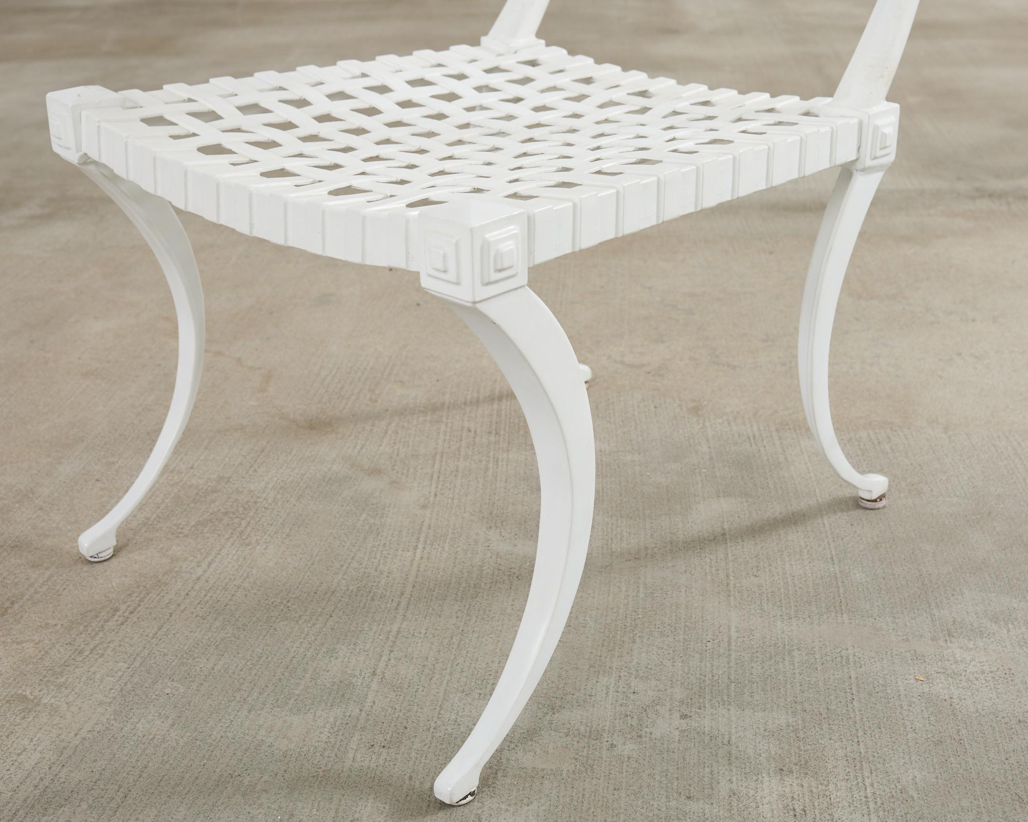 Mesa de comedor de jardín de líneas finas y cuatro sillas Klismos neoclásicas en venta 11