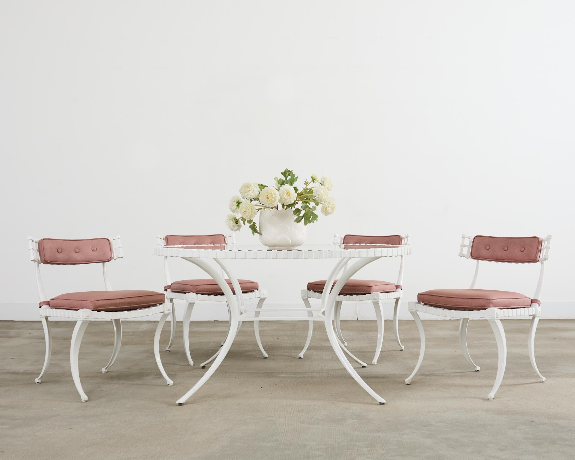 Fabuloso conjunto de patio y jardín Thinline de etiqueta auténtica, compuesto por una gran mesa de comedor redonda y cuatro sillas de comedor a juego. Diseño moderno de mediados de siglo elaborado en Santa Ana, California. Este raro conjunto está