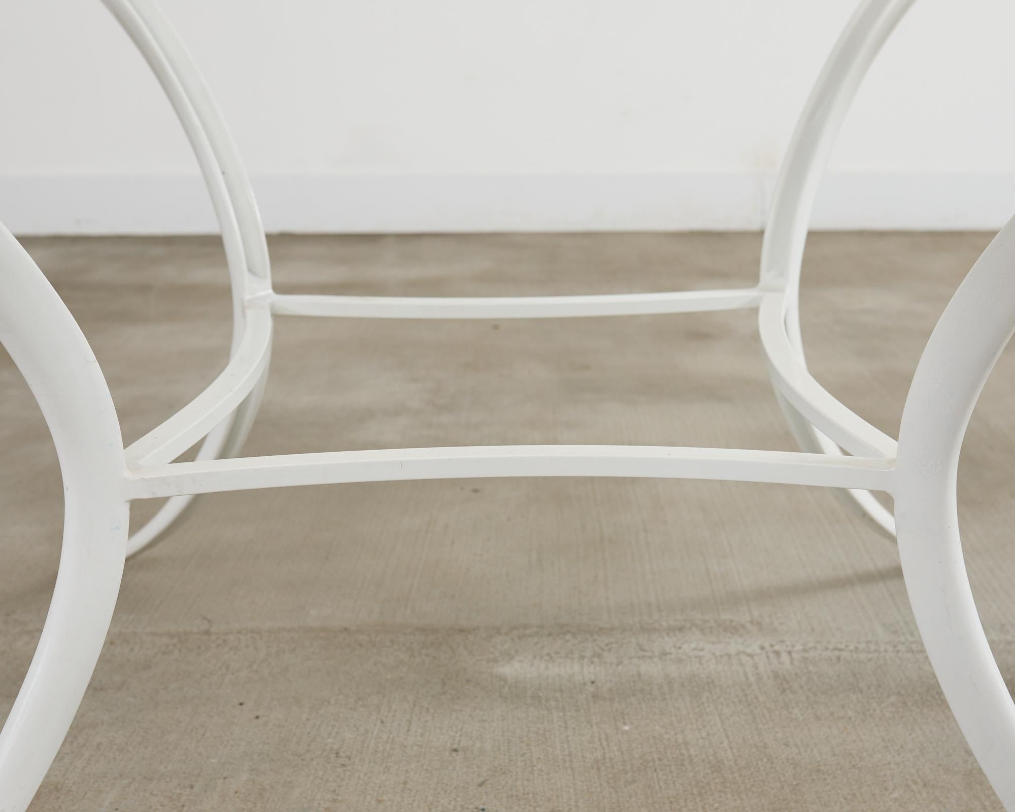 Mesa de comedor de jardín de líneas finas y cuatro sillas Klismos neoclásicas en venta 12