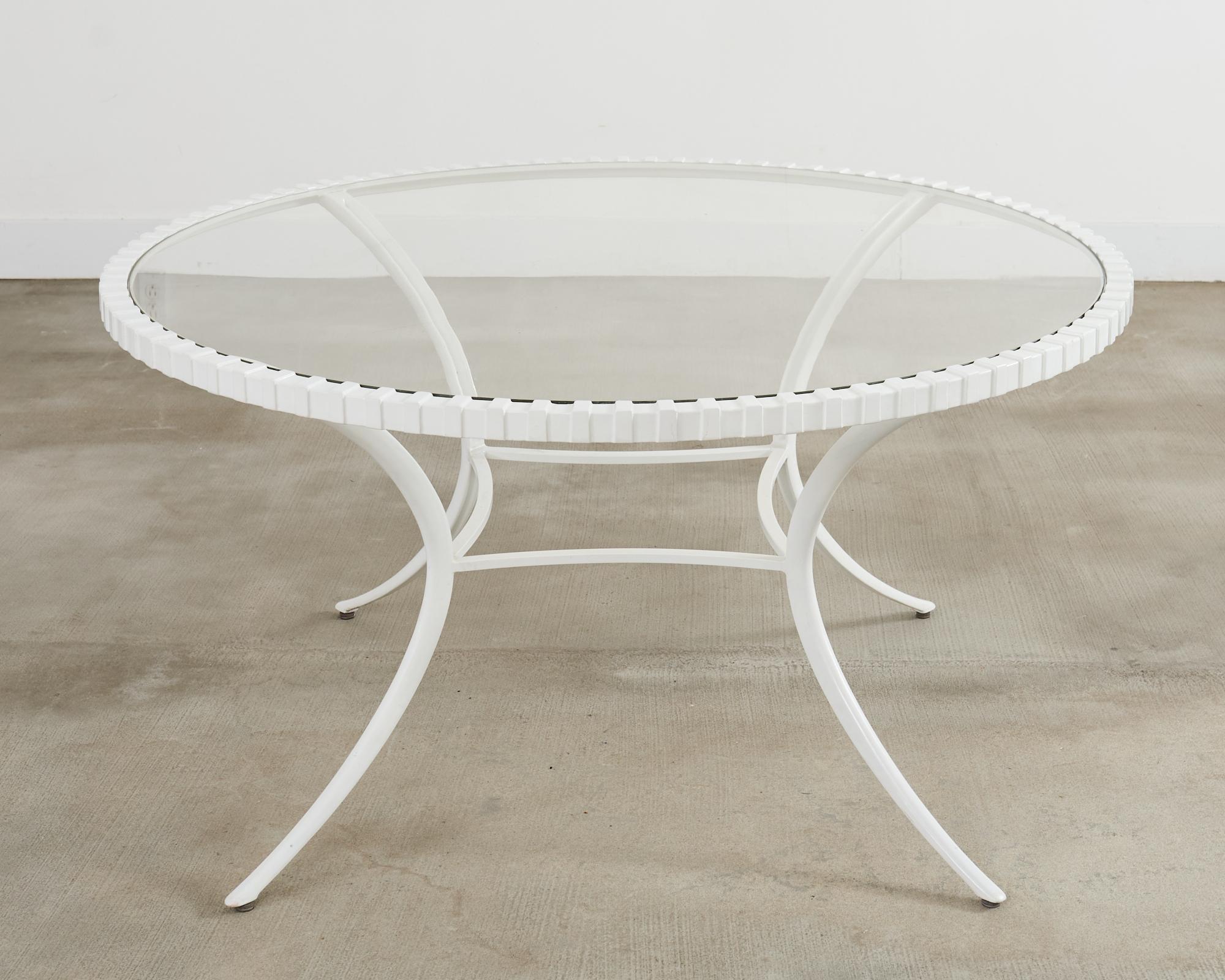 Mesa de comedor de jardín de líneas finas y cuatro sillas Klismos neoclásicas Moderno de mediados de siglo en venta