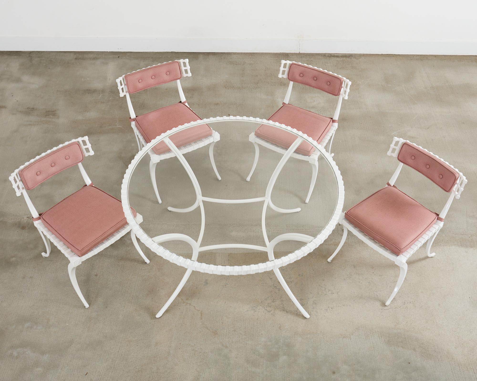 Mesa de comedor de jardín de líneas finas y cuatro sillas Klismos neoclásicas Estadounidense en venta