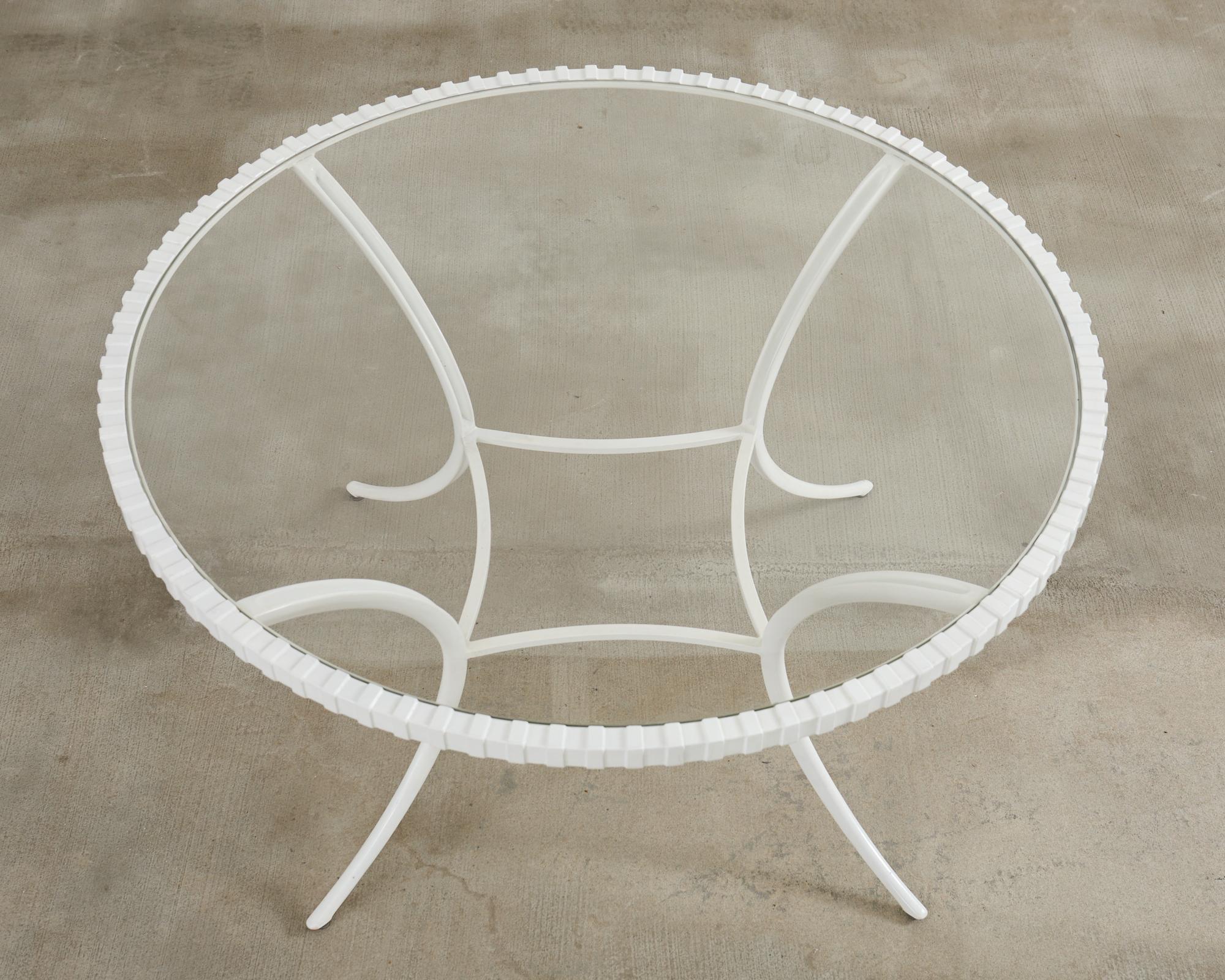 Mesa de comedor de jardín de líneas finas y cuatro sillas Klismos neoclásicas Recubrimiento de polvo en venta
