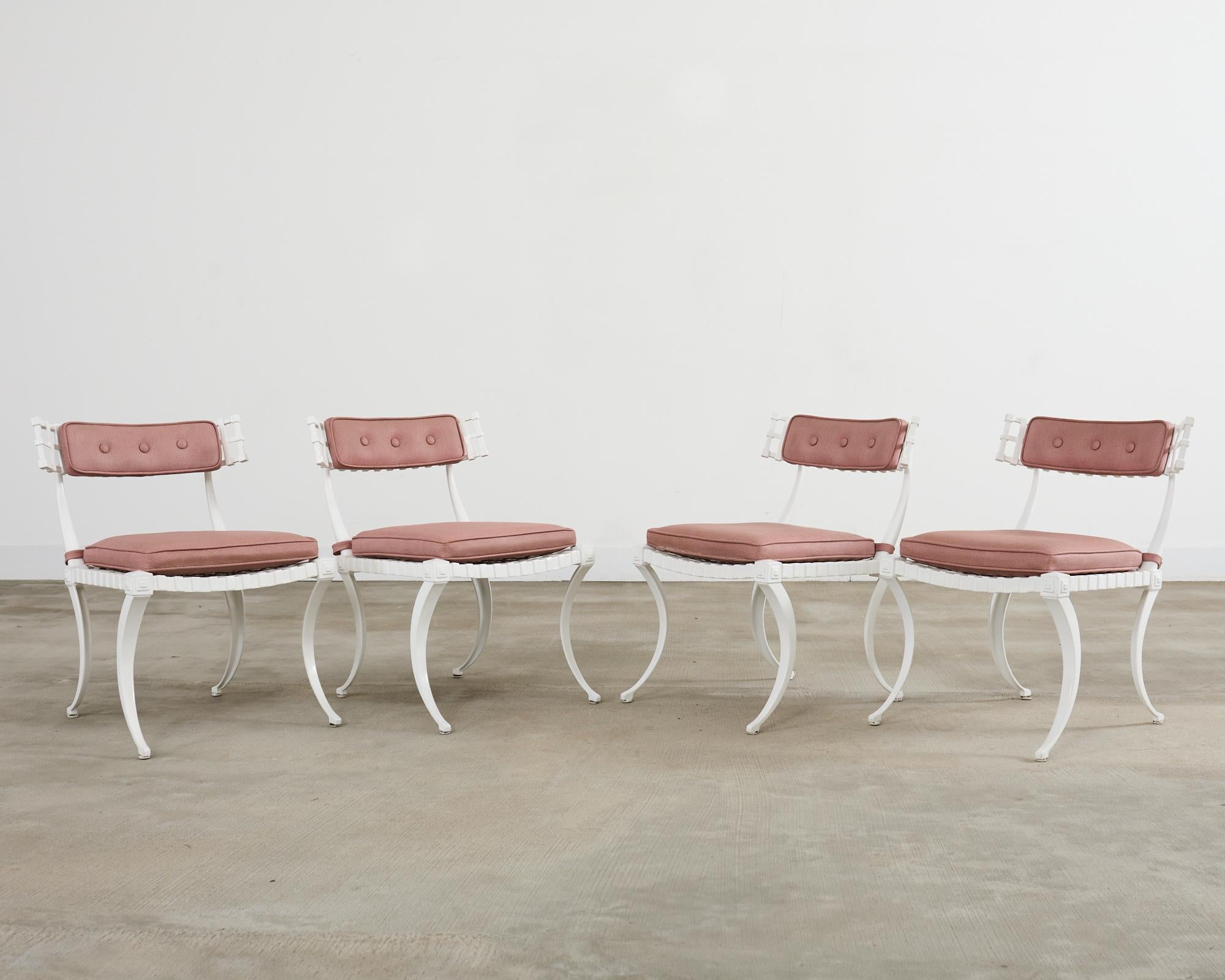 Mesa de comedor de jardín de líneas finas y cuatro sillas Klismos neoclásicas Aluminio en venta