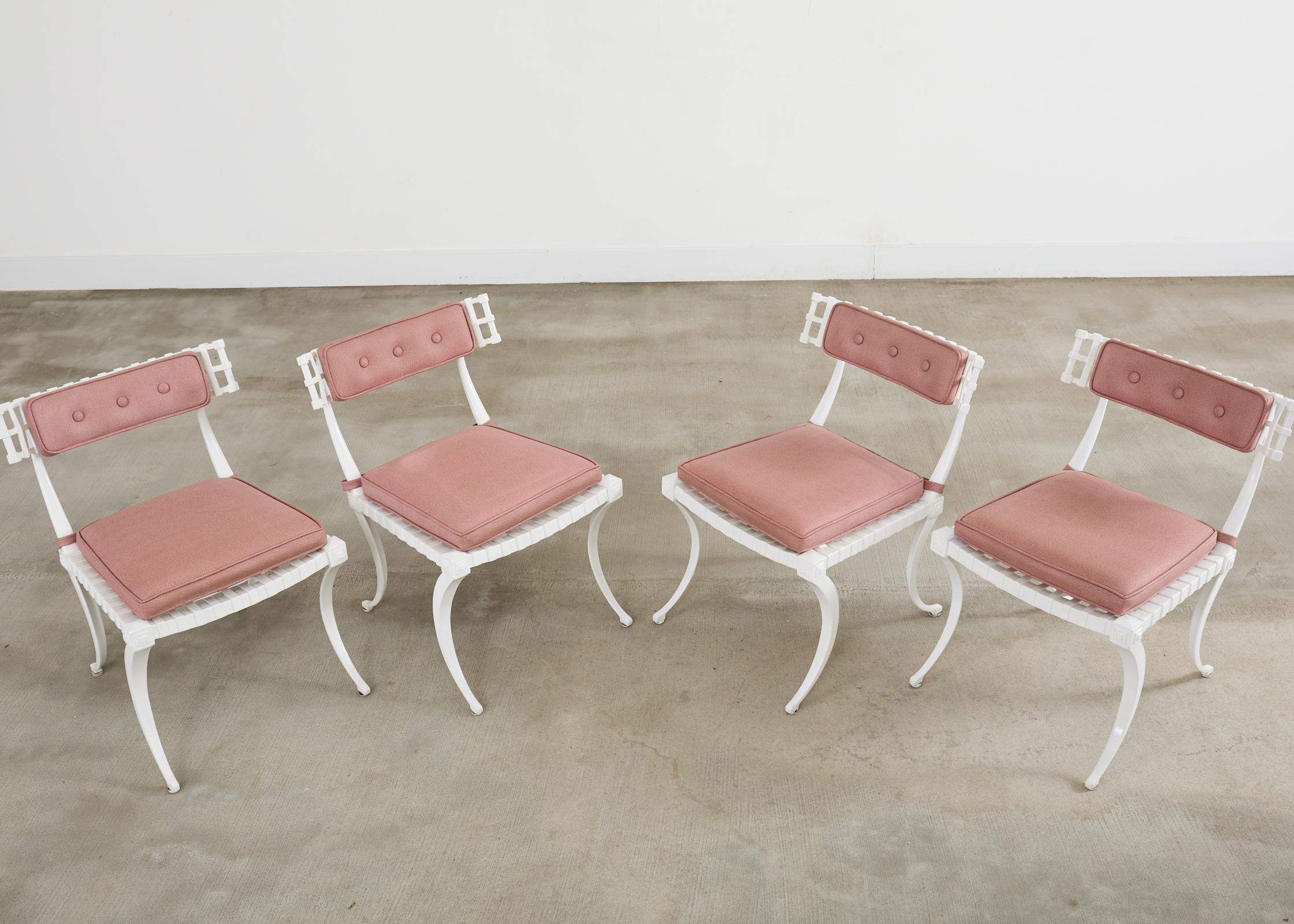 Mesa de comedor de jardín de líneas finas y cuatro sillas Klismos neoclásicas en venta 1