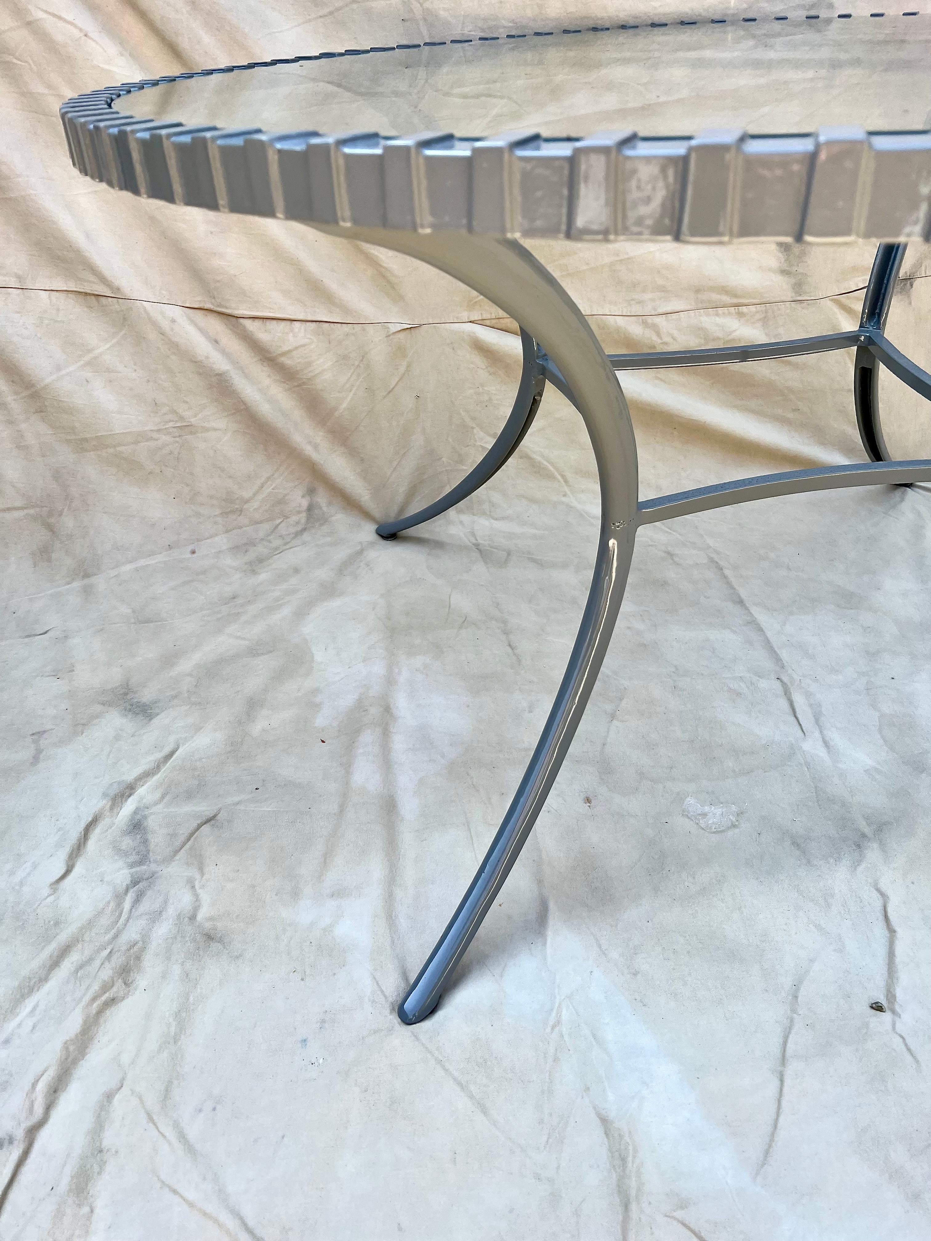 Aluminium-Tisch mit dünnem Klismos-Bein im Angebot 4