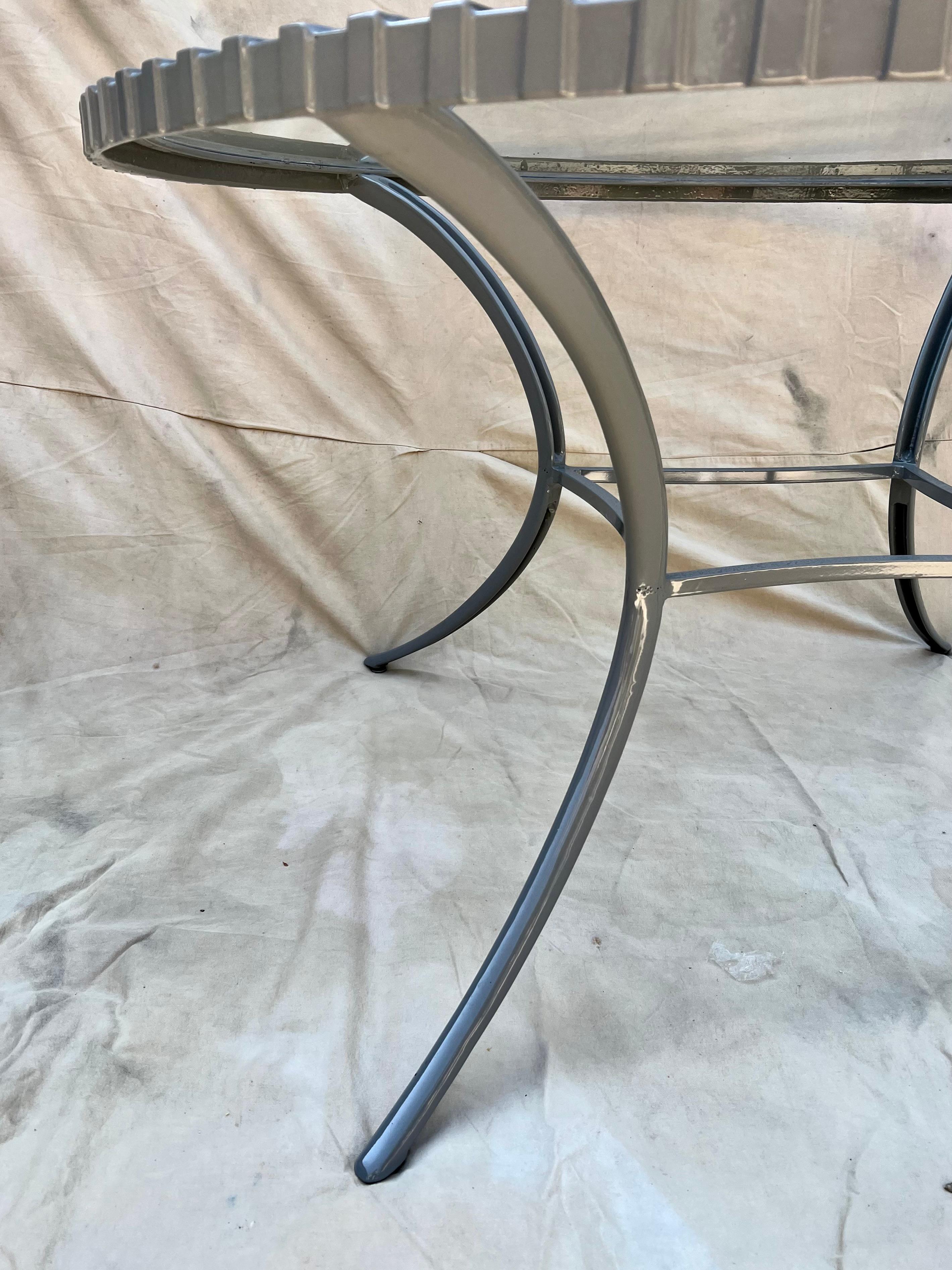 Aluminium-Tisch mit dünnem Klismos-Bein im Angebot 5