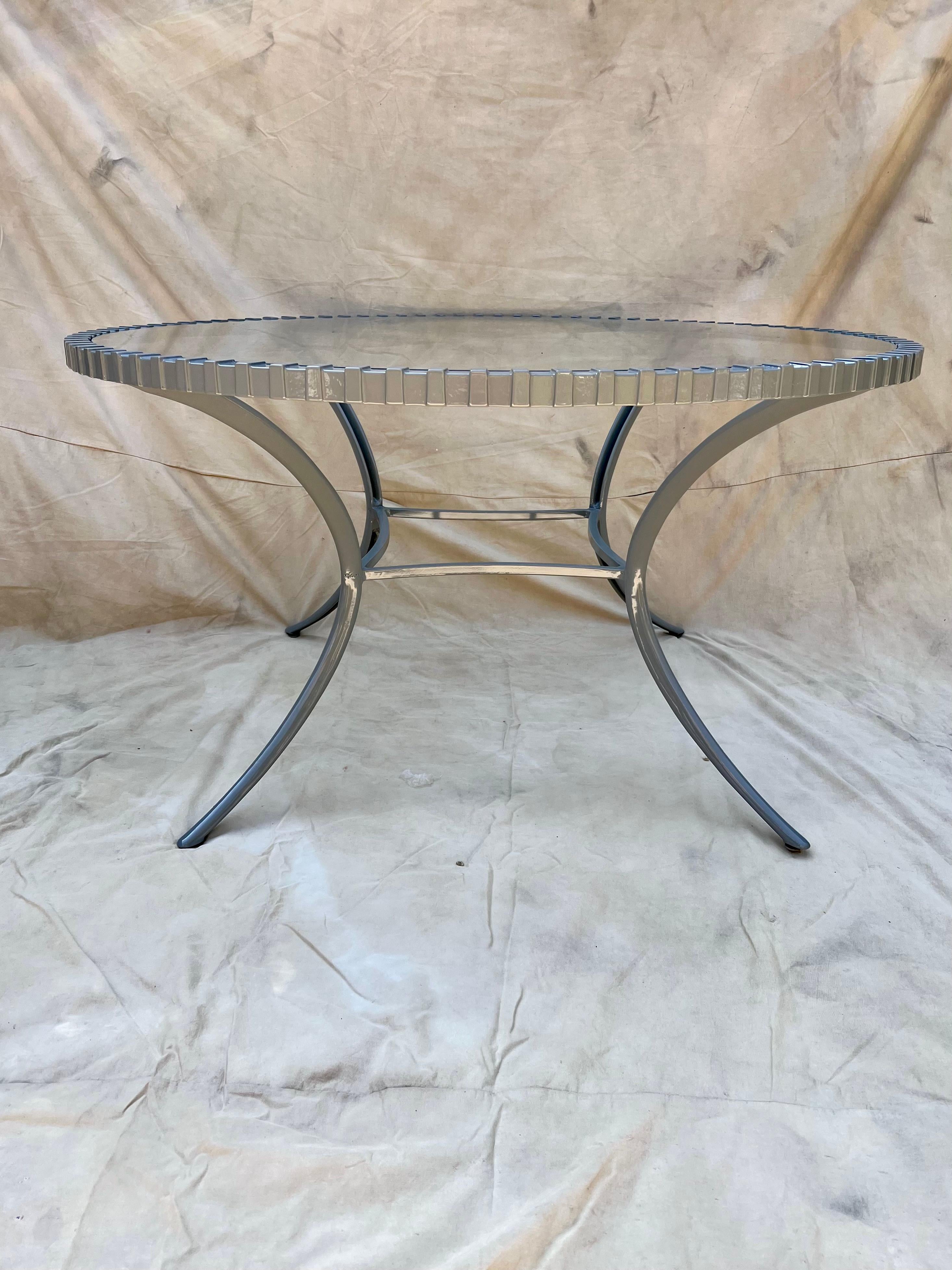 Aluminium-Tisch mit dünnem Klismos-Bein im Angebot 6