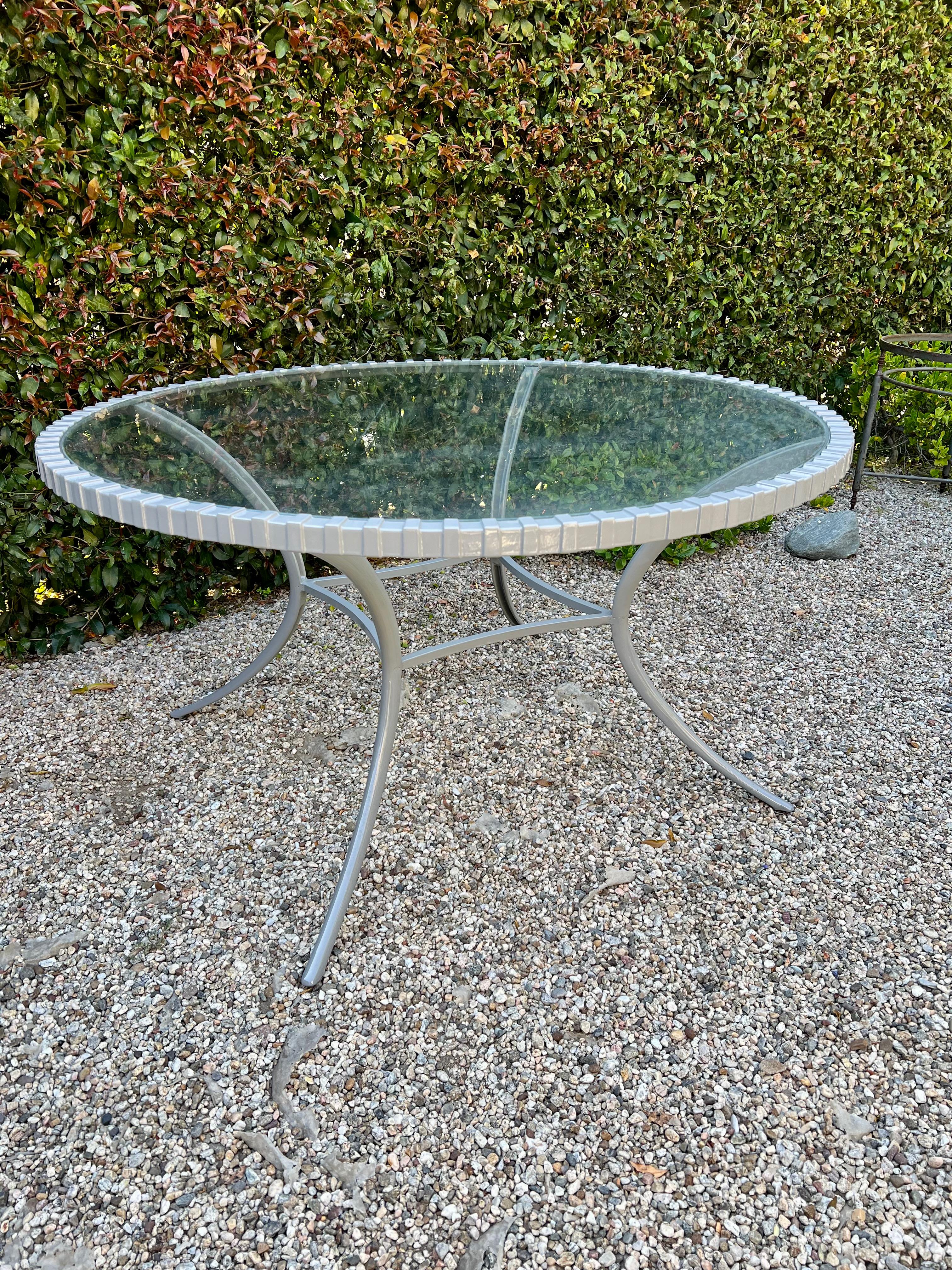 Table à pieds Klismos mince en aluminium en vente 9