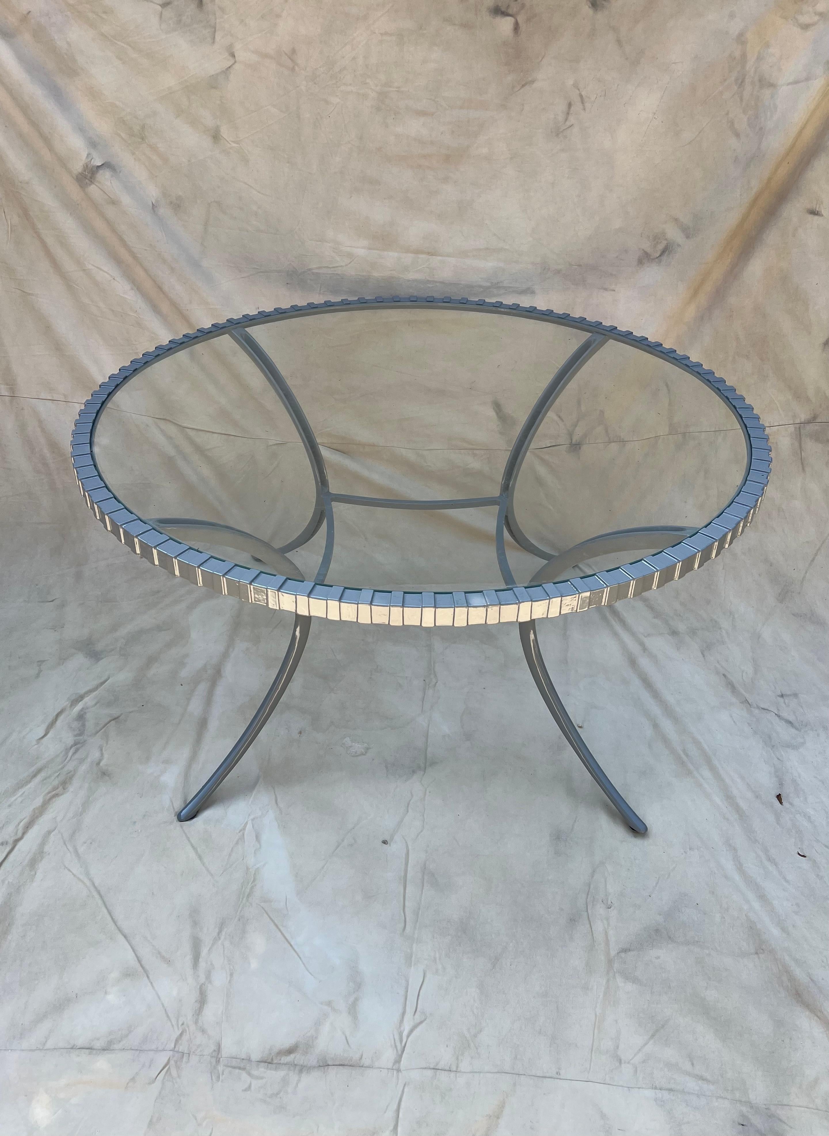 Aluminium-Tisch mit dünnem Klismos-Bein (Pulverbeschichtet) im Angebot