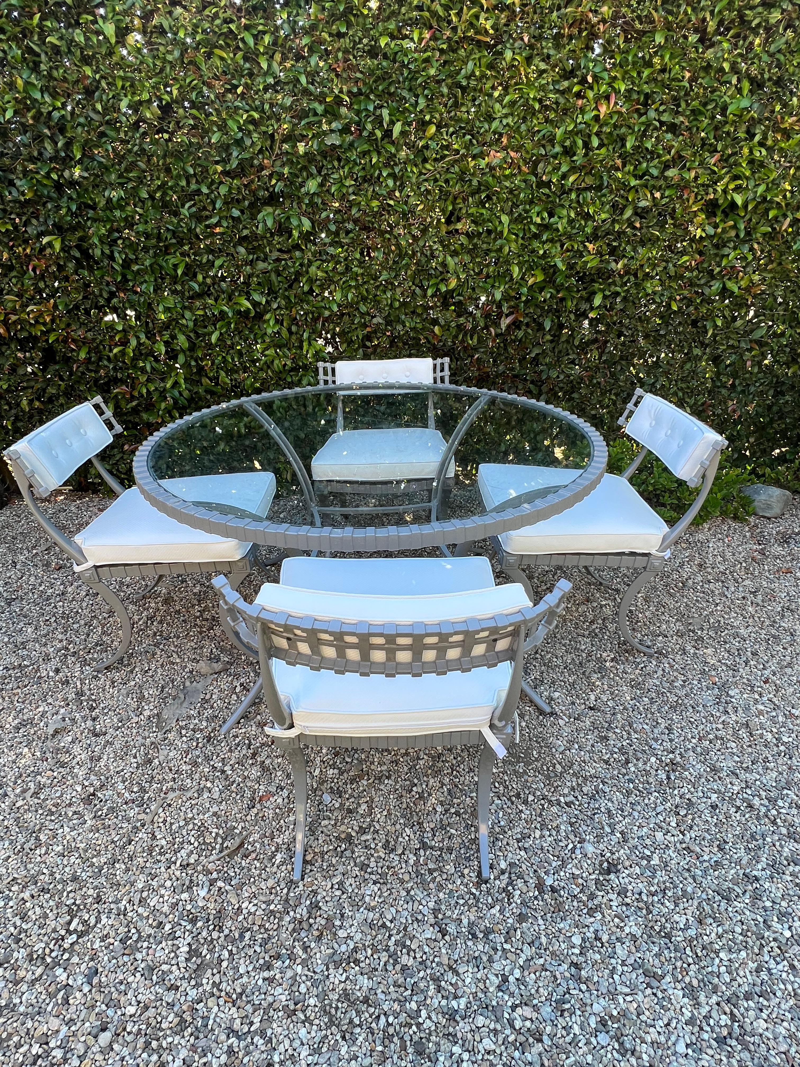 Thinline-Tisch aus der Mitte des Jahrhunderts und fünf Klismos-Stühle in Grau und Weiß im Angebot 3