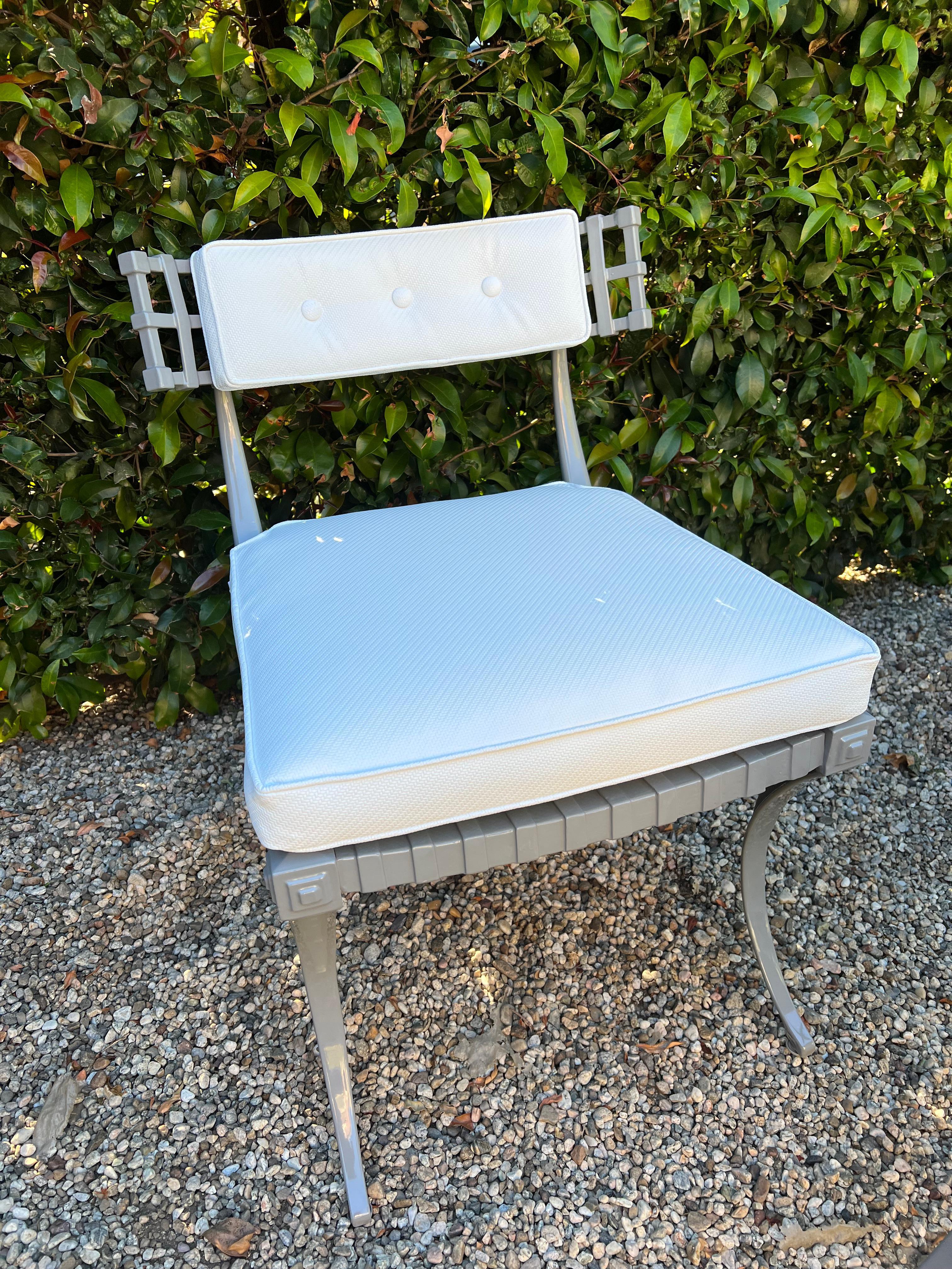 Thinline-Tisch aus der Mitte des Jahrhunderts und fünf Klismos-Stühle in Grau und Weiß im Angebot 5