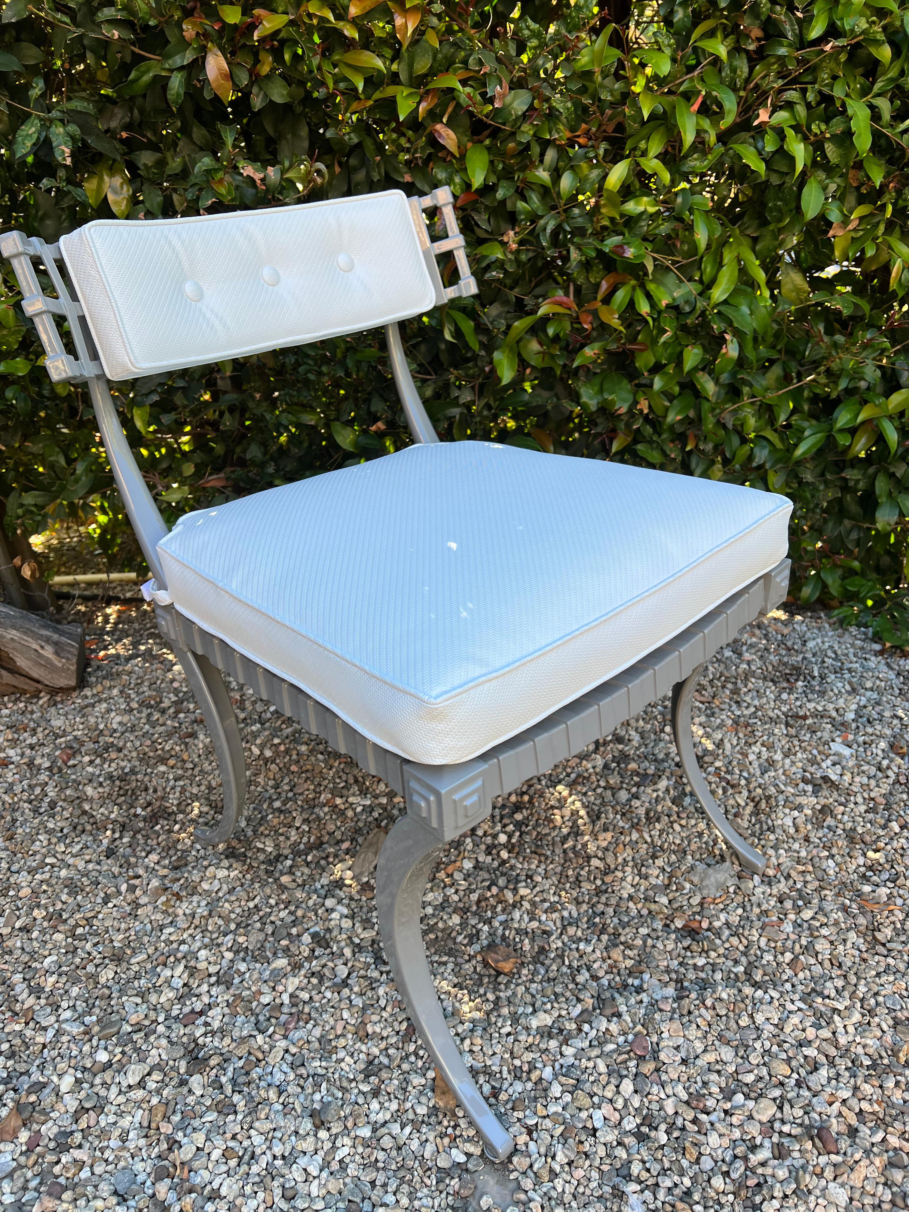 Thinline-Tisch aus der Mitte des Jahrhunderts und fünf Klismos-Stühle in Grau und Weiß im Angebot 6