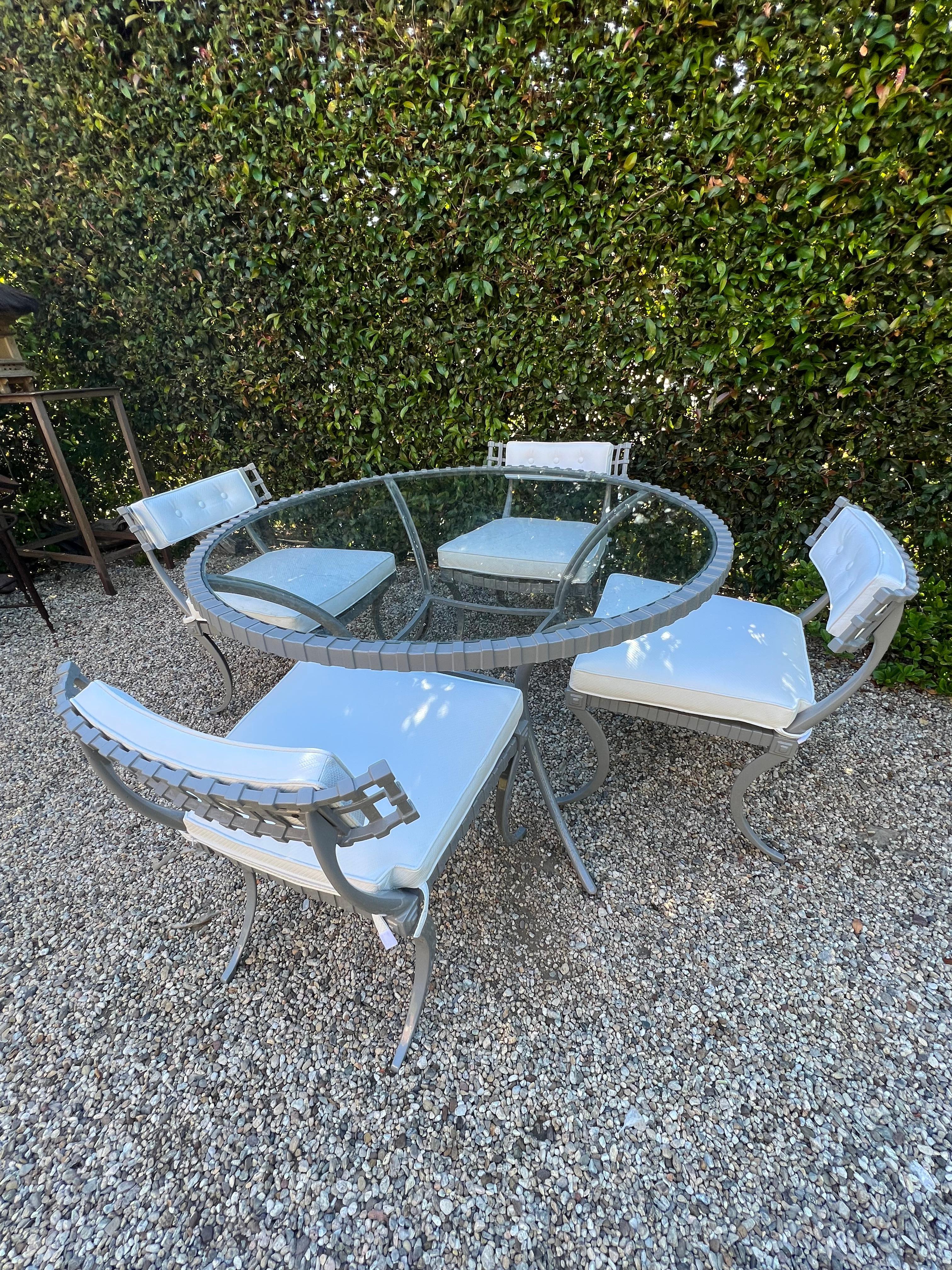 Thinline-Tisch aus der Mitte des Jahrhunderts und fünf Klismos-Stühle in Grau und Weiß im Angebot 8