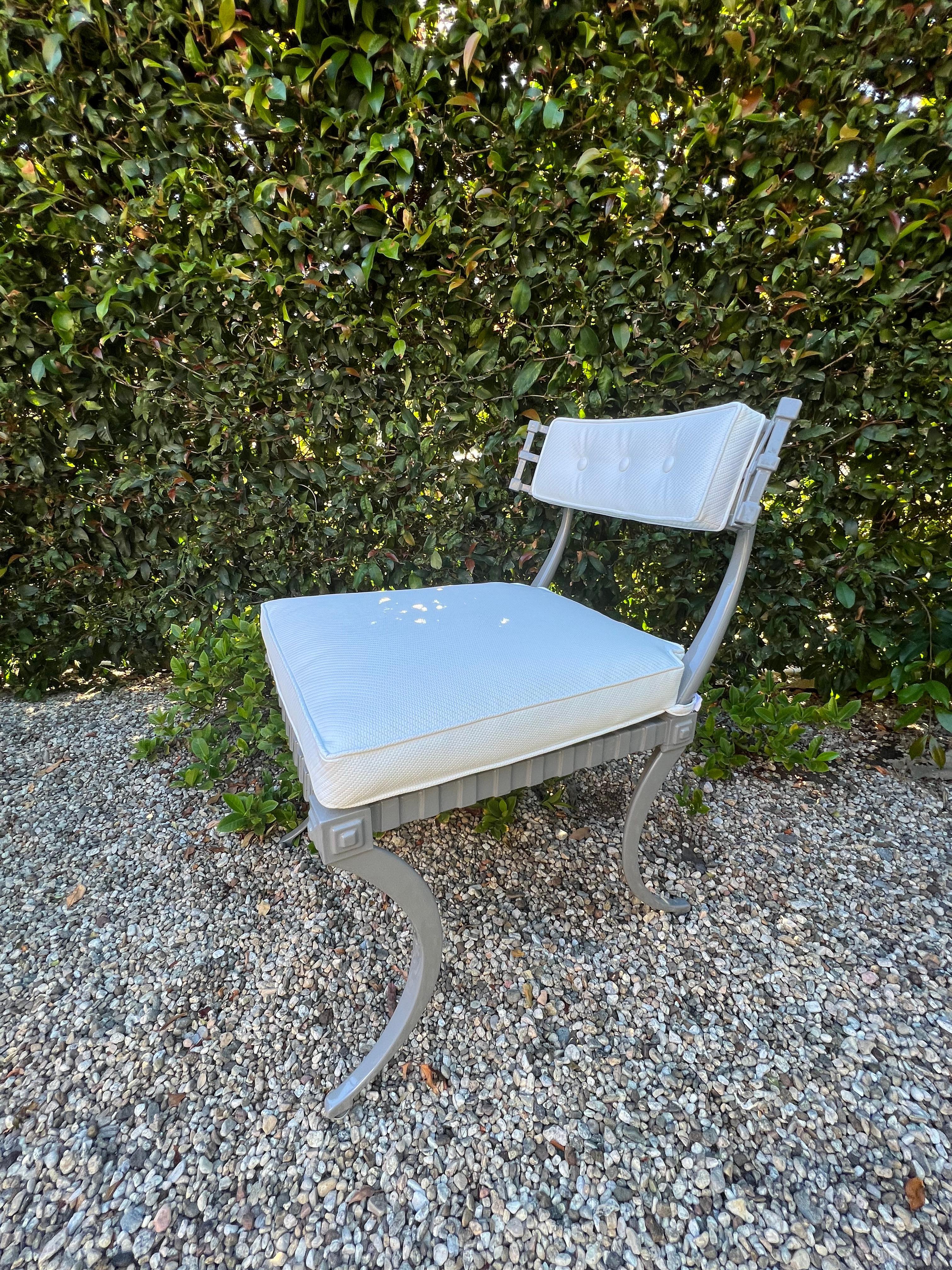 Thinline-Tisch aus der Mitte des Jahrhunderts und fünf Klismos-Stühle in Grau und Weiß im Angebot 9