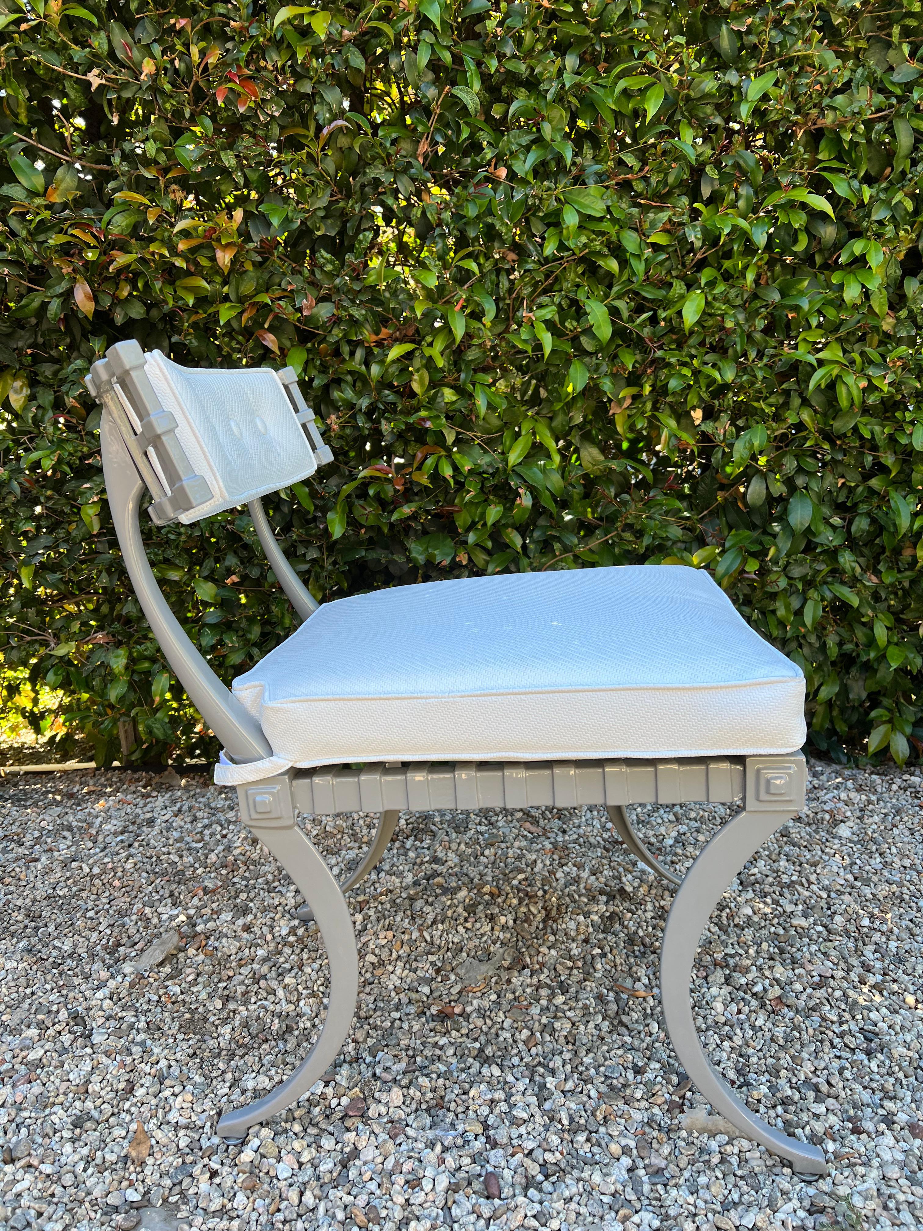 Thinline Terrassenset aus der Mitte des Jahrhunderts. Der Tisch und die Stühle sind neu pulverbeschichtet und einsatzbereit mit Sitzkissen und Rückenlehnen aus Vinyl, die abnehmbar sind (falls Sie den klaren architektonischen Look des Klismos-Stils