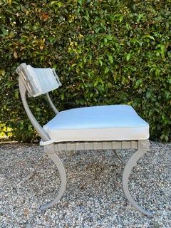 Tavolo Thinline Mid-Century e cinque sedie Klismos in grigio e bianco