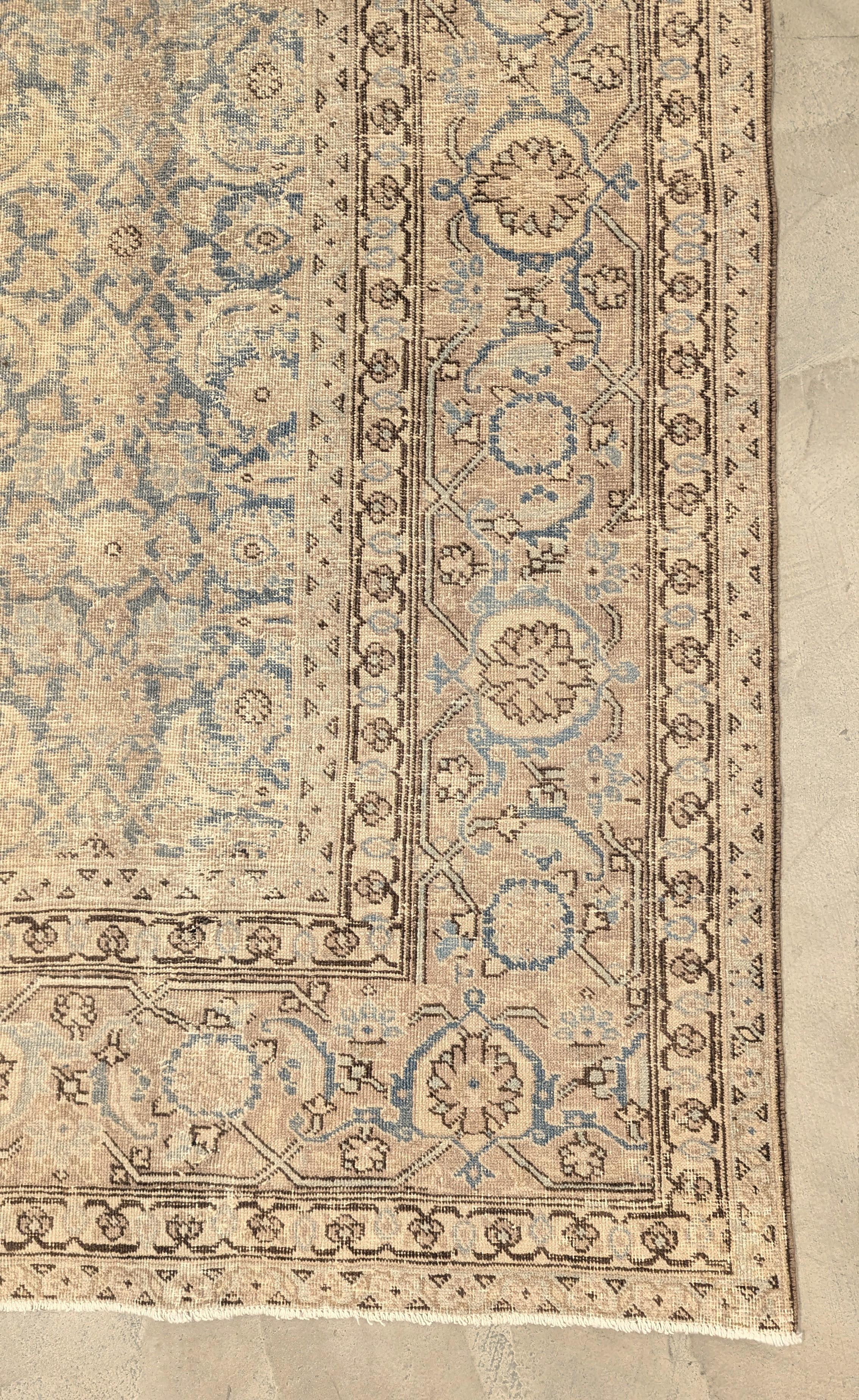 Ce type de tapis Tabriz provient typiquement de la partie nord-ouest de la Perse avec le motif du poisson, également connu sous le nom de design MAHI Extrêmement raffiné et très facile à aborder dans votre décoration d'intérieur Concepts et visuels.