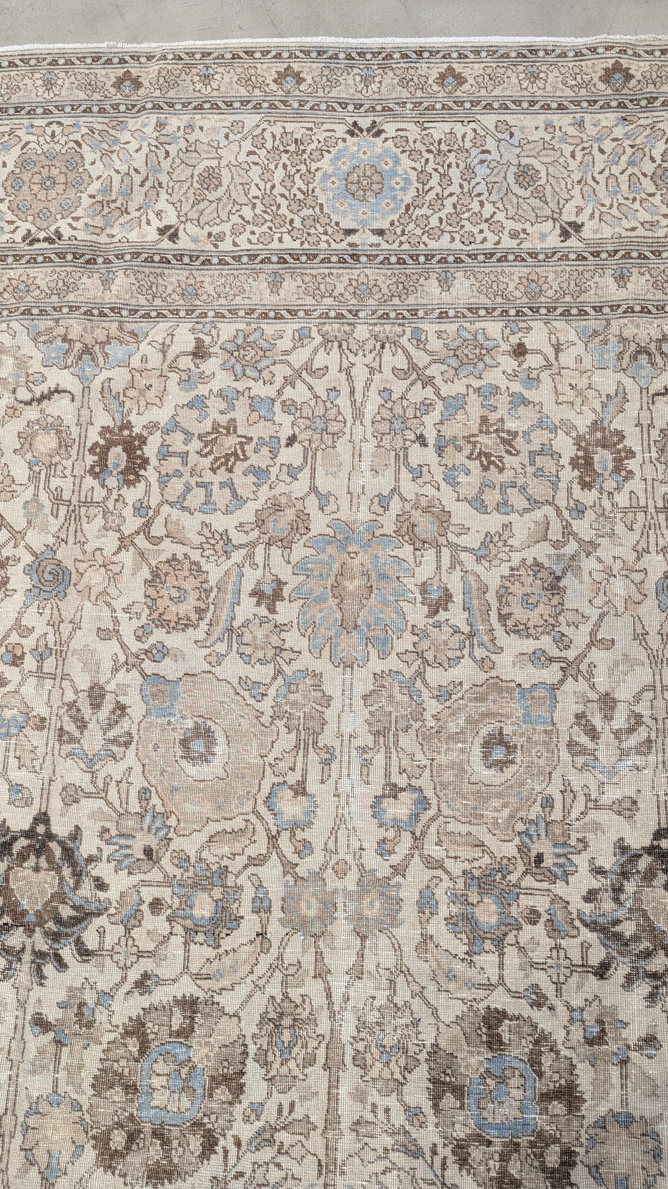 Le tapis TABRIZ, originaire du nord-ouest de la Perse, présente de grands motifs floraux bien placés dans un champ très spacieux. Les couleurs sont assez nettes et ont  l'audace à leur égard . La bordure blanche élargit les dimensions de la