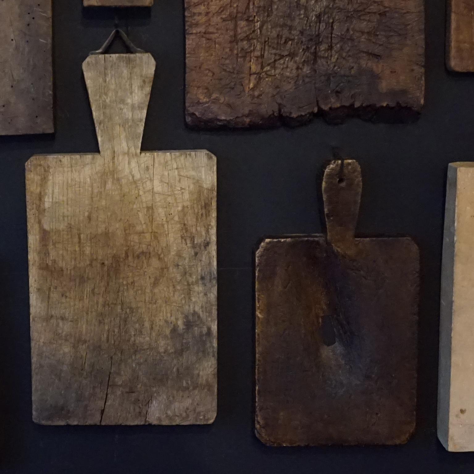 Treize planches à découper en bois françaises du C.I.C. et un moule à chocolat en vente 7