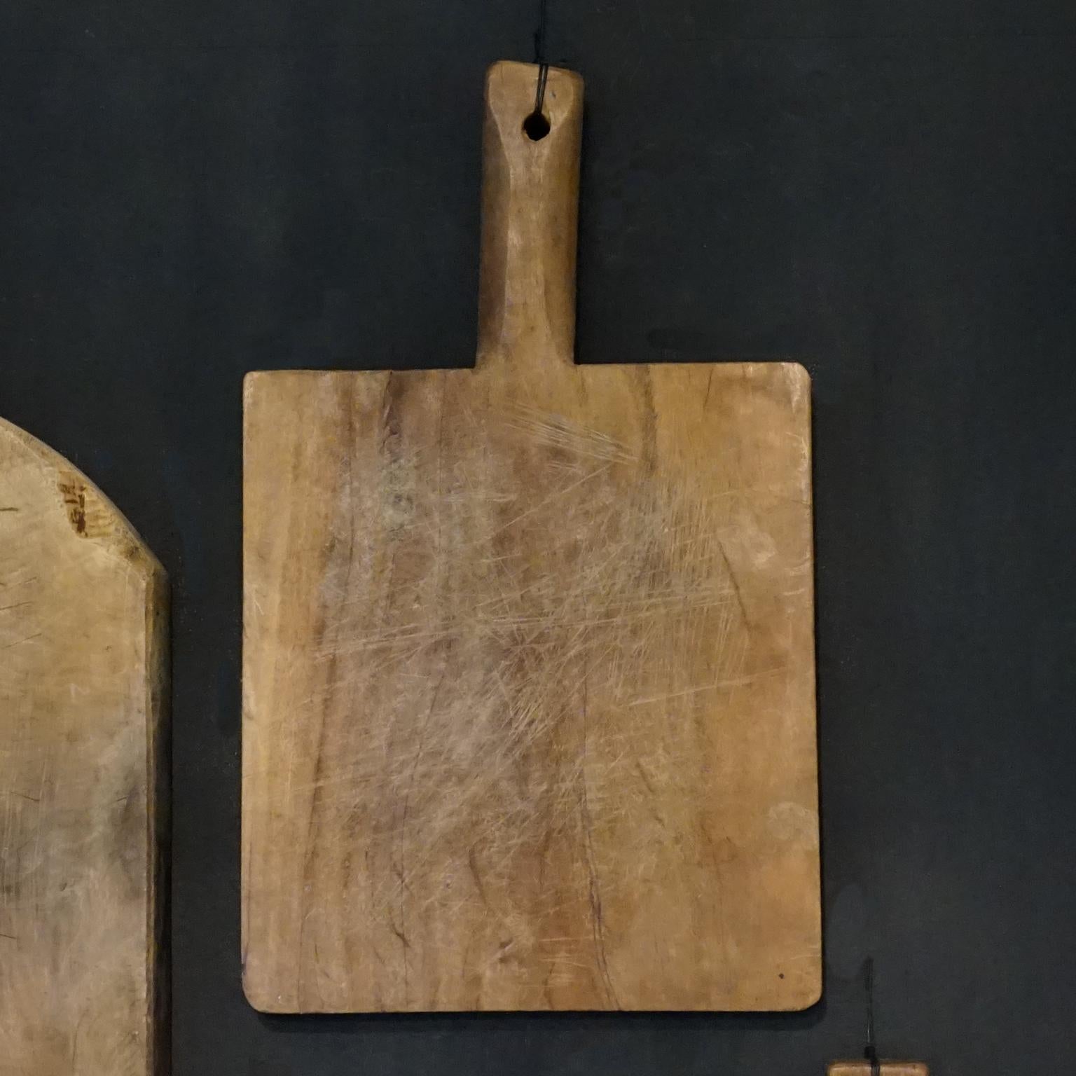 Treize planches à découper en bois françaises du C.I.C. et un moule à chocolat en vente 2