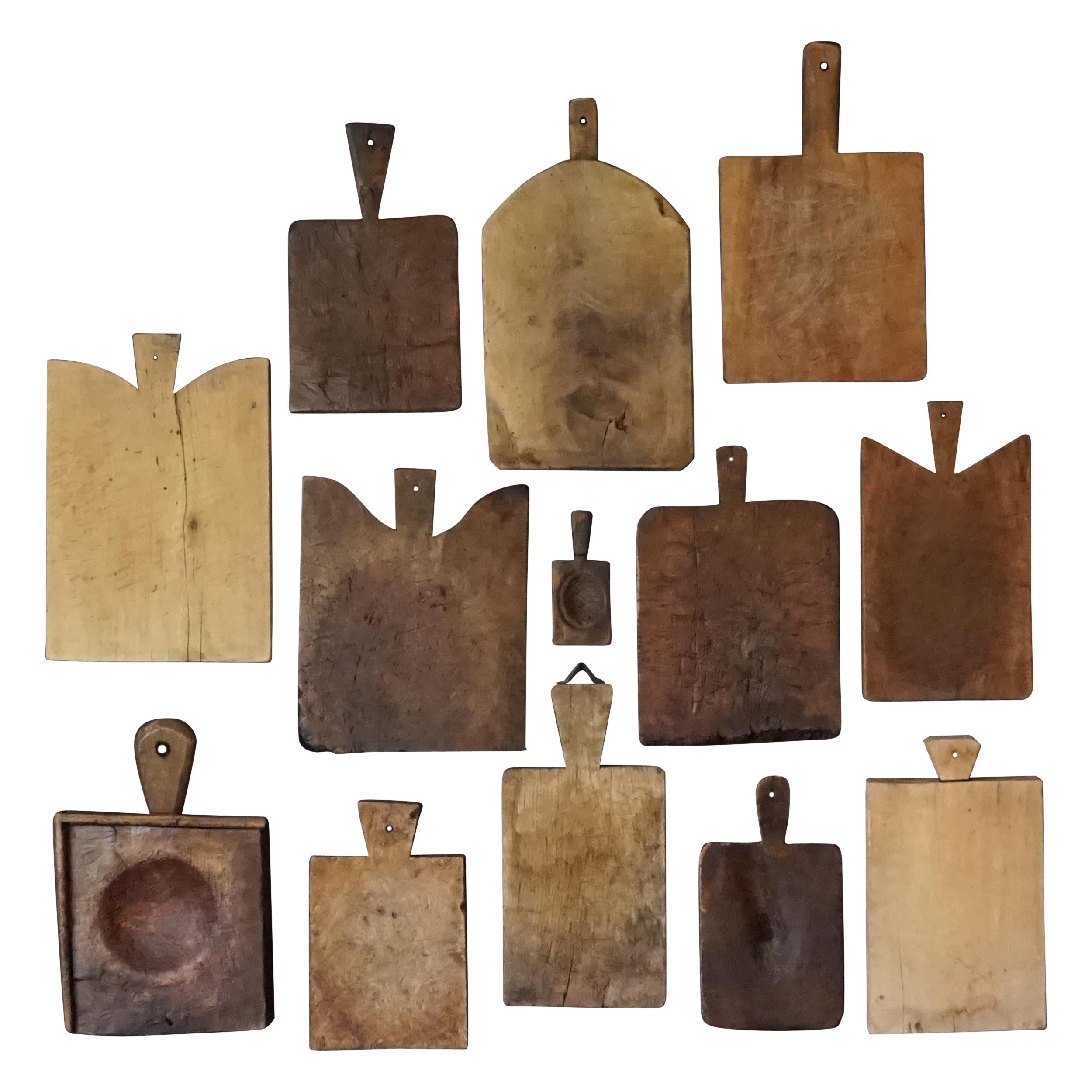 Trece tablas de cortar de madera francesas del siglo XIX y un molde para chocolate en venta