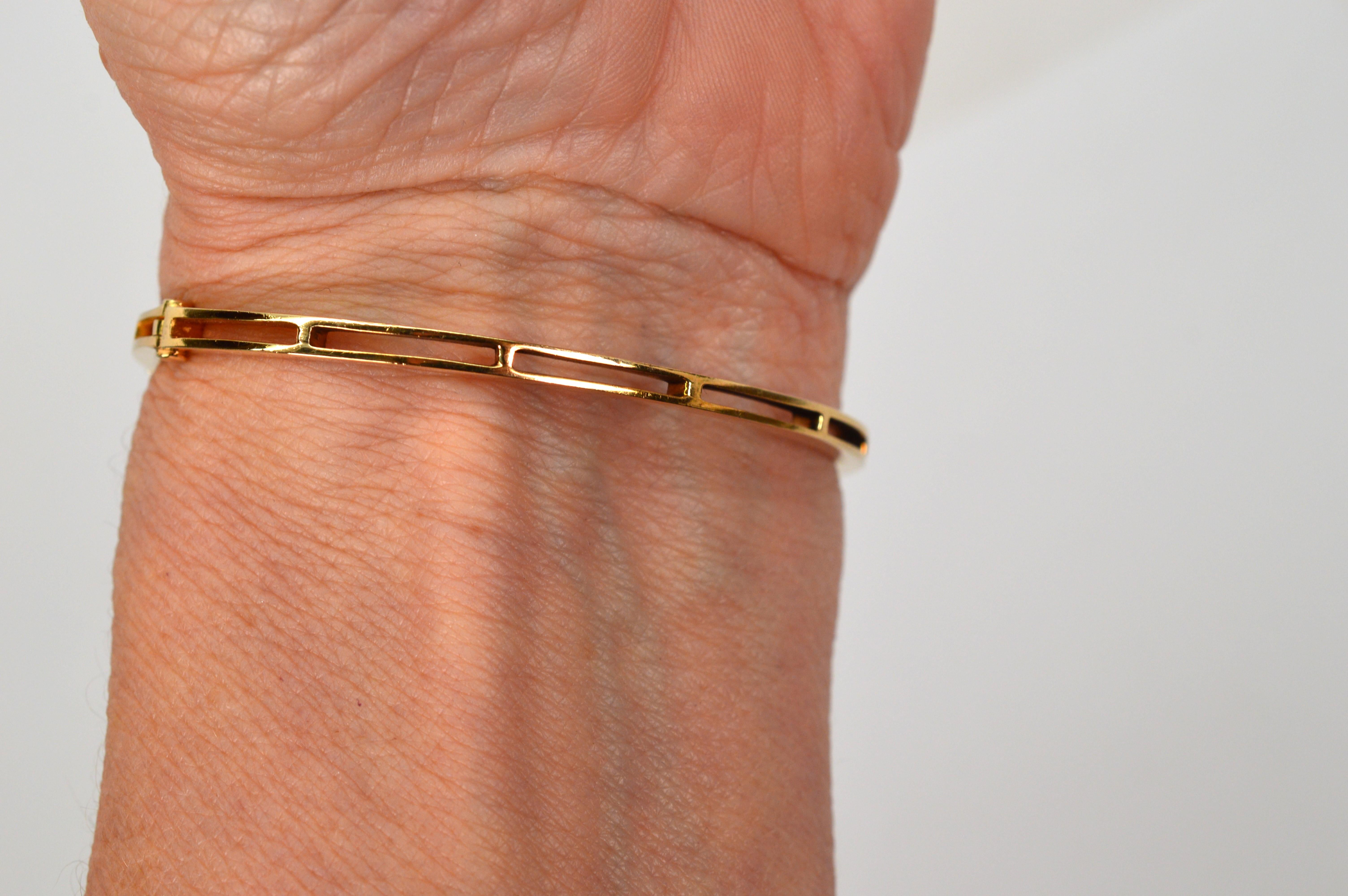 Thirteen Diamond 14 Karat Yellow Gold Bangle Bracelet For Sale 1