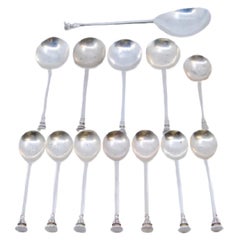 Thirteen silver dessert spoons: sauce, ice-cream, sugar and tea spoons Thirteen silver dessert spoons: sauce, ice-cream, sugar and tea spoons