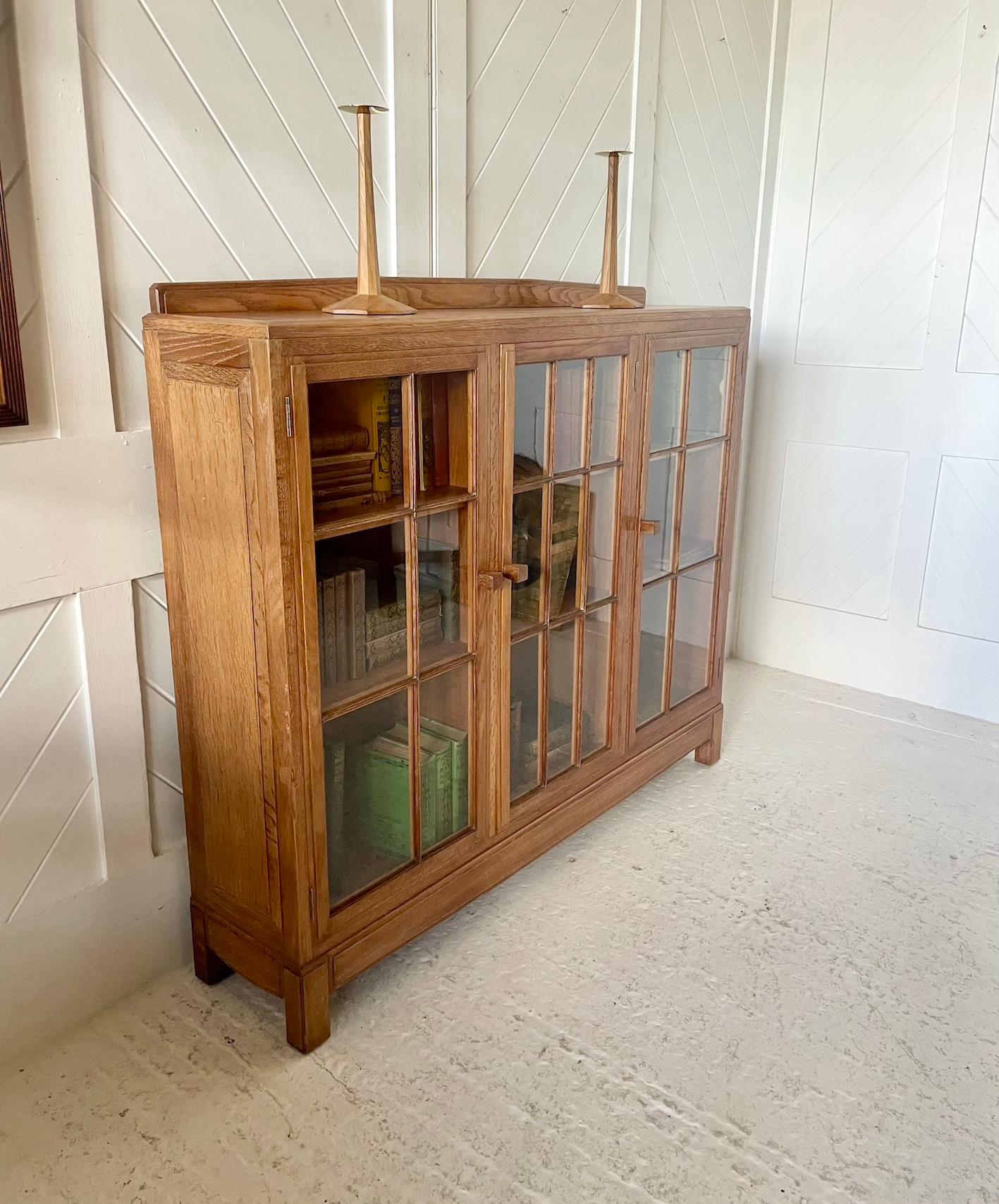 Arts and Crafts Libreria Thirties a 3 ante Oak di Brynmawr in vendita