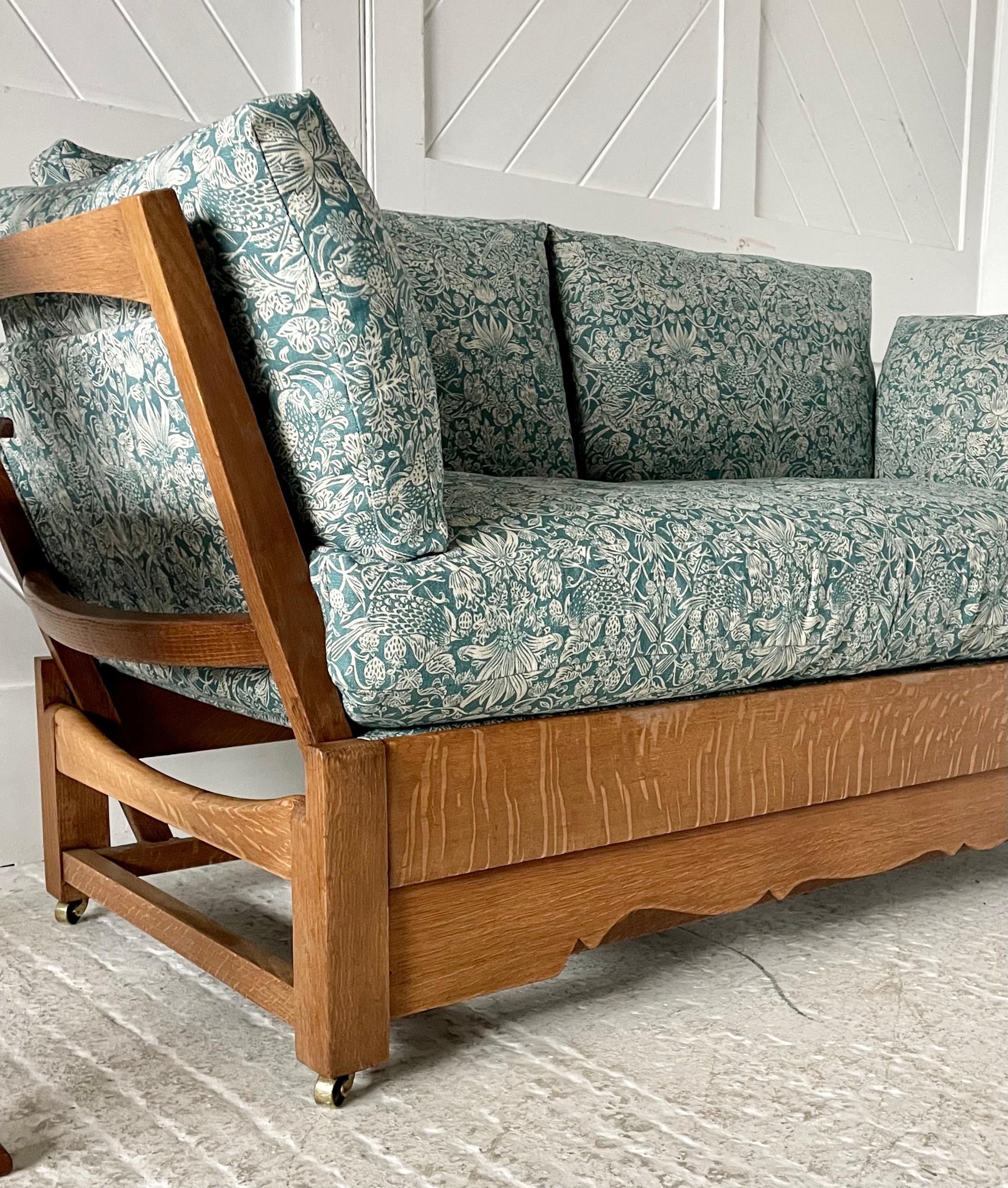Sofá de los años veinte Heal & Son, de roble, con brazos laterales regulables y faldón delantero de roble aserrado.

Recién tapizado en Lino Ladbroke Fresa de Liberty London

Altura 85 cm. Anchura 156 - 207 cm. Profundidad 75cm Altura del asiento