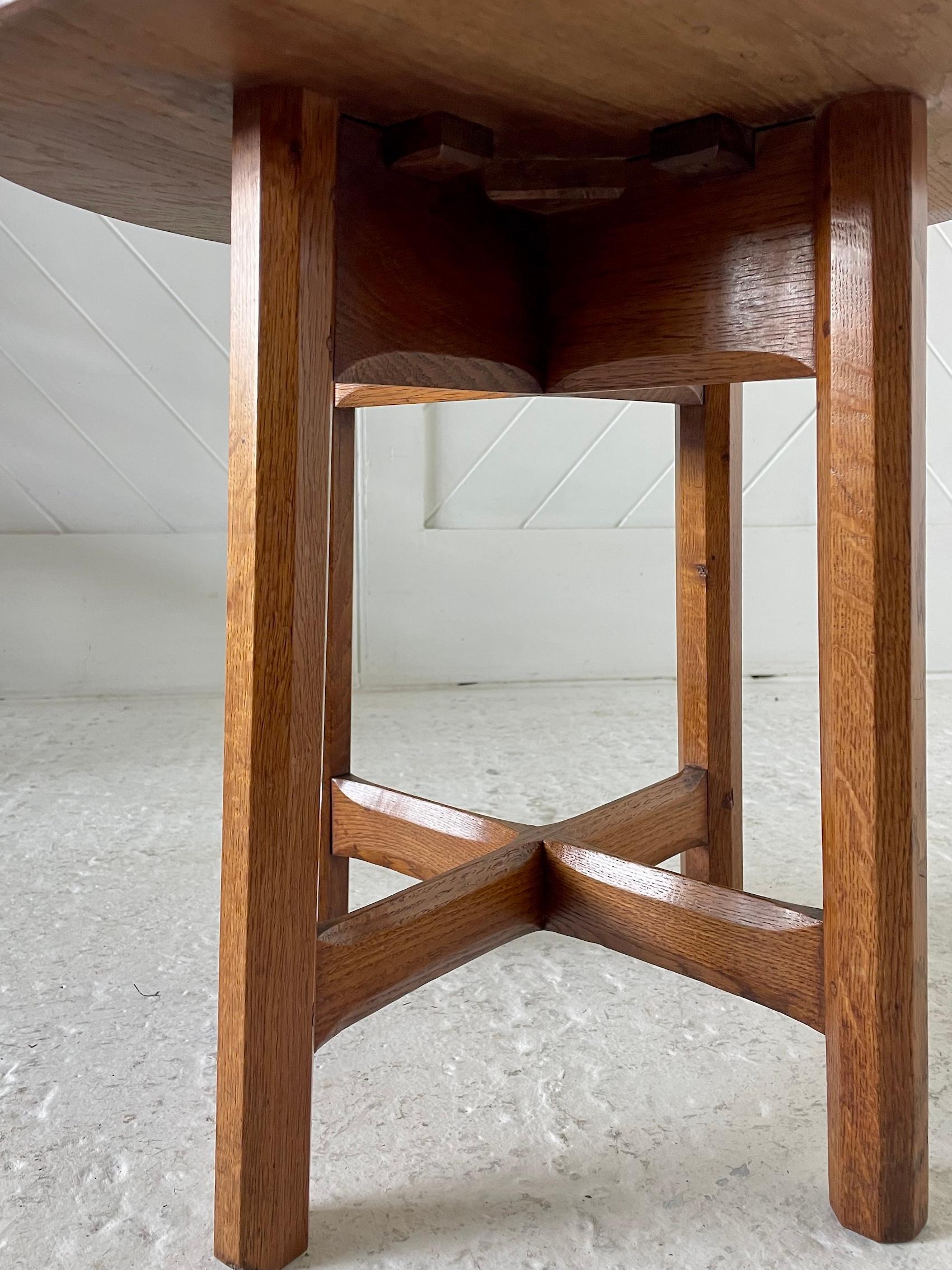 Tavolino anni '30 con piano circolare in Oak
Con design a croce e barelle.
Di Gordon Russell


