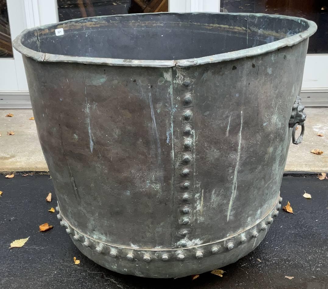 Très grand chaudron en cuivre. Avec des panneaux rivetés, des poignées en anneau de lion et une patine foncée. 28