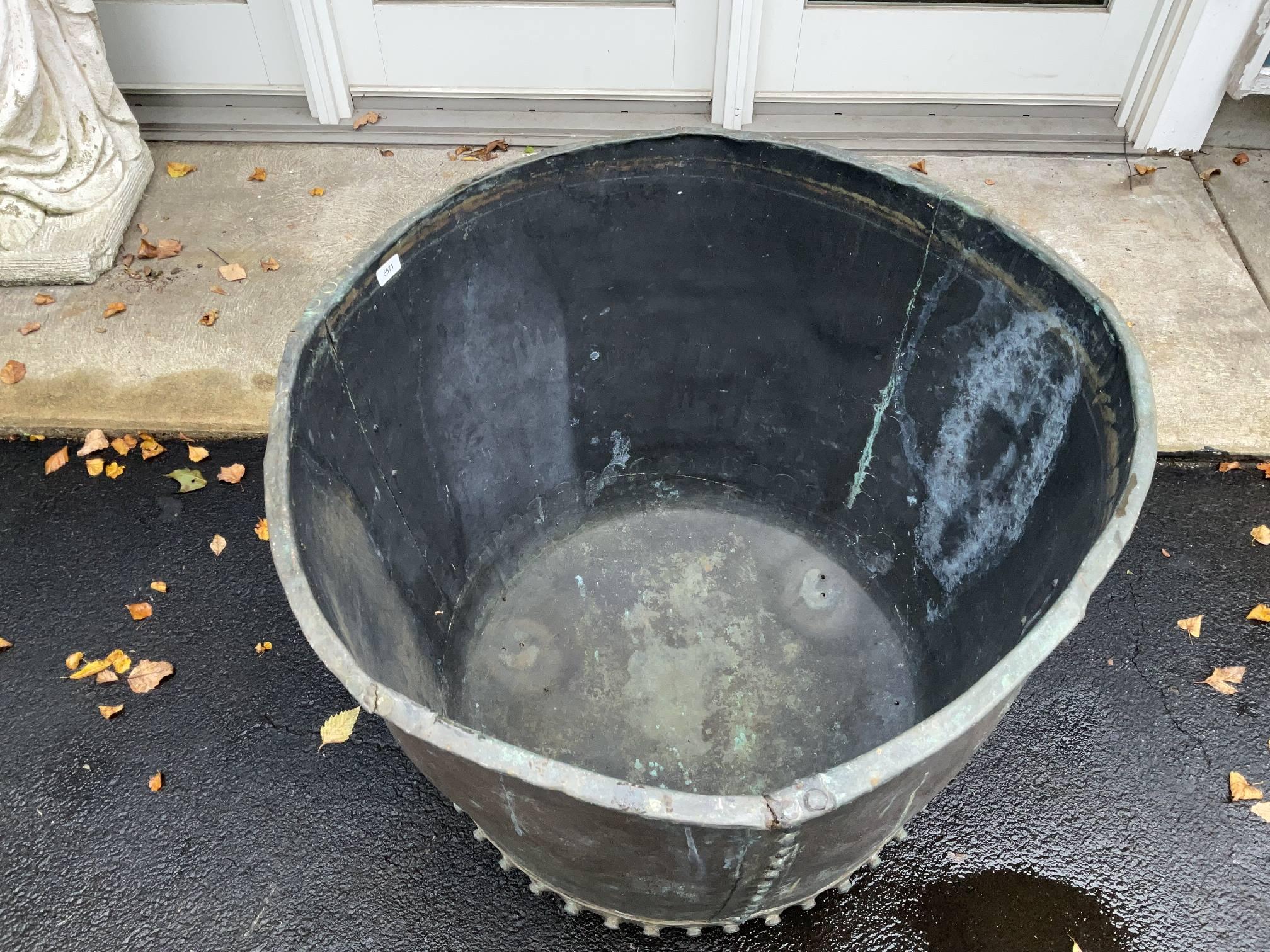 Chaudron en cuivre de trente-deux pouces Bon état - En vente à Norwell, MA