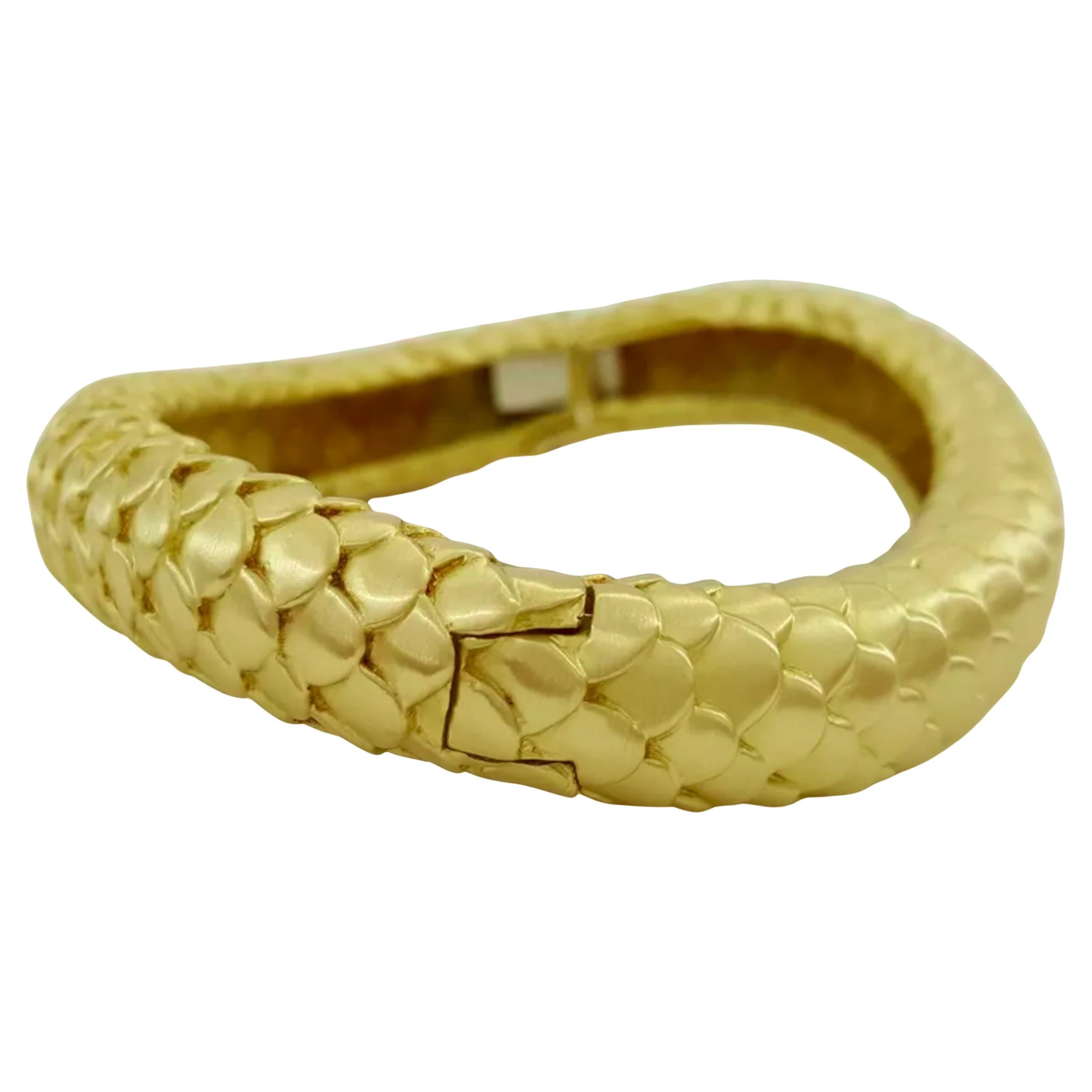 This Angela Cummings 18k yellow gold bangle bracelet 97 grams In Excellent Condition For Sale In Chicago, IL