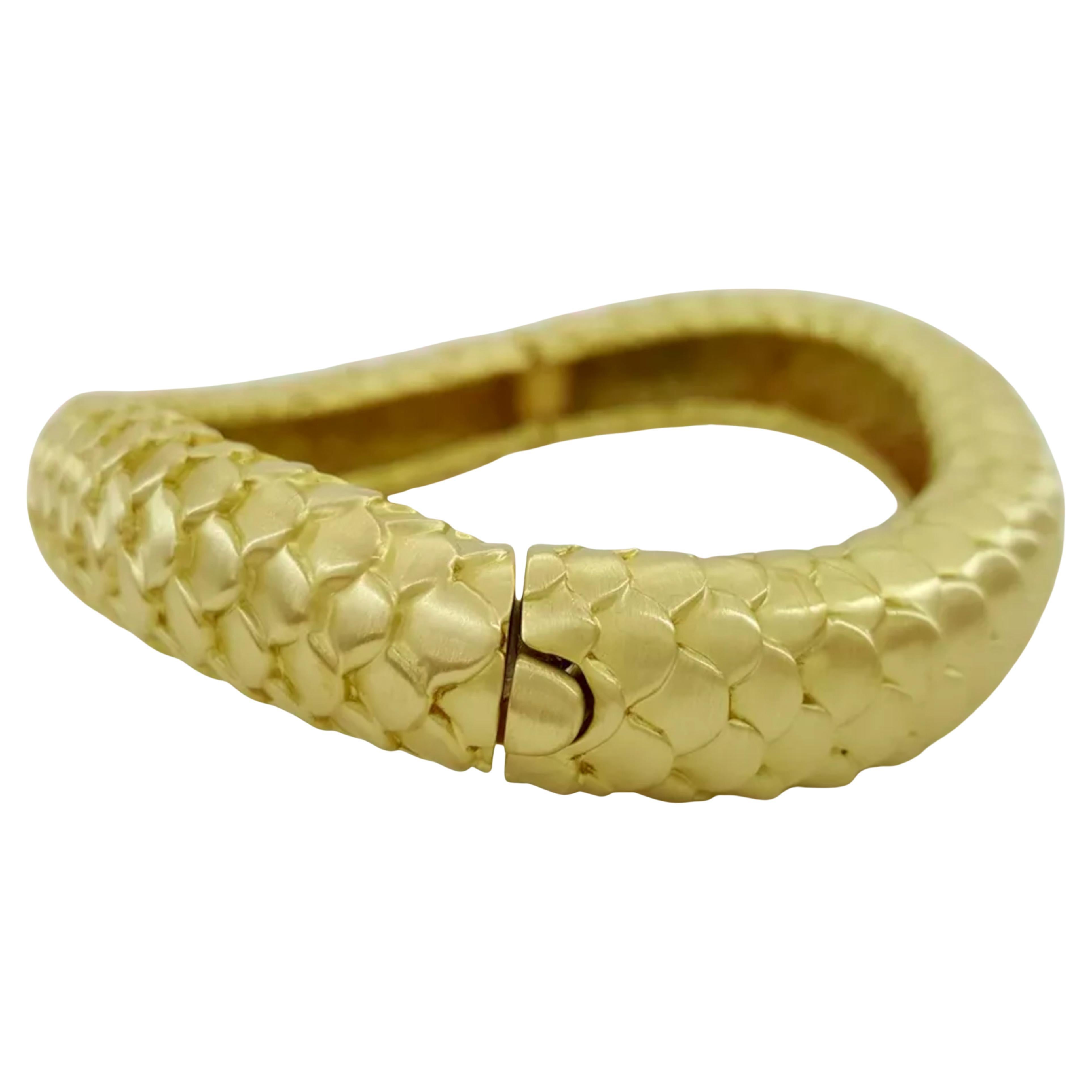 This Angela Cummings 18k yellow gold bangle bracelet 97 grams For Sale 1