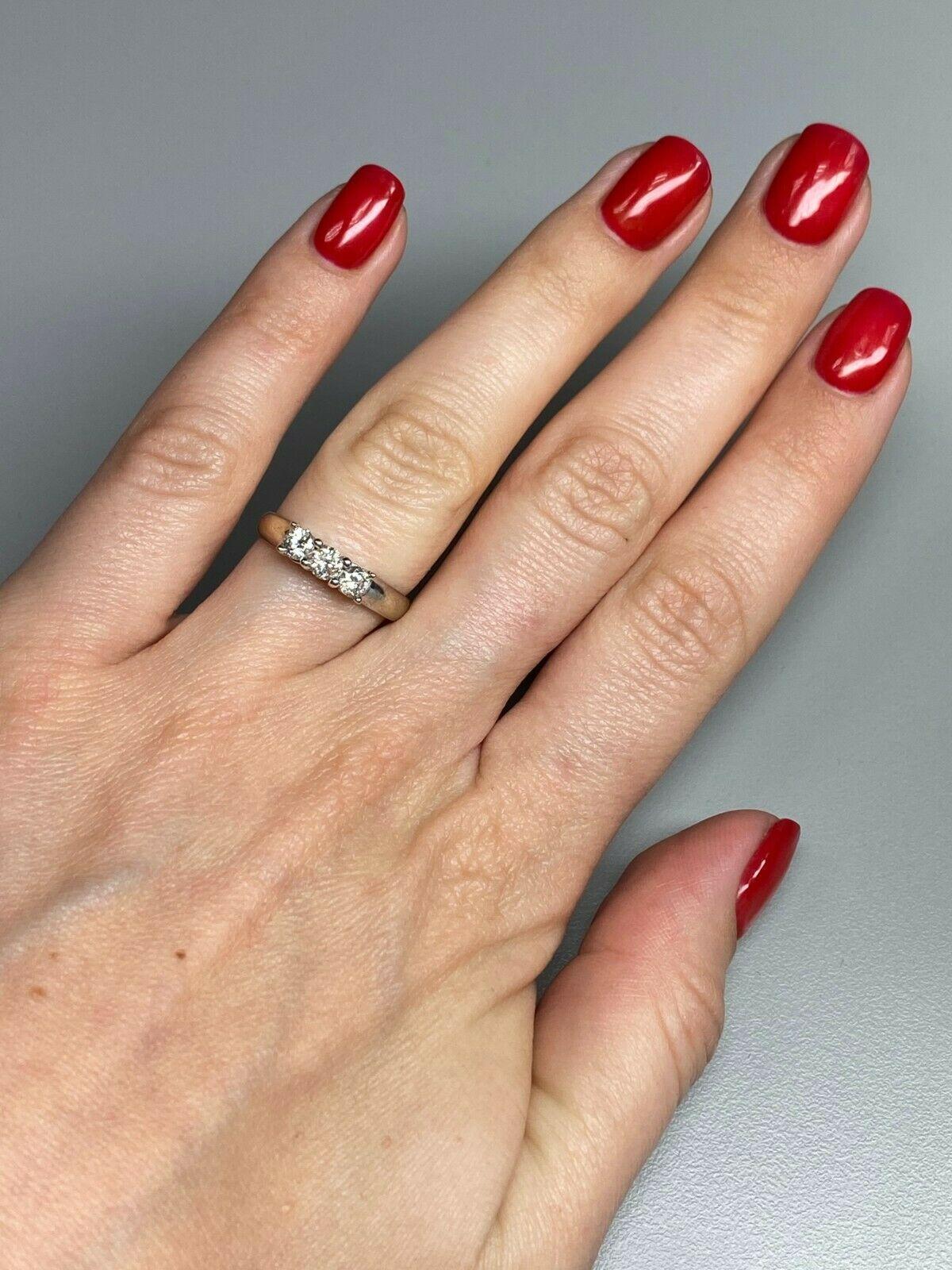 Este precioso anillo de 3 piedras de oro macizo de 14k decorado con diamantes naturales Contemporáneo en venta