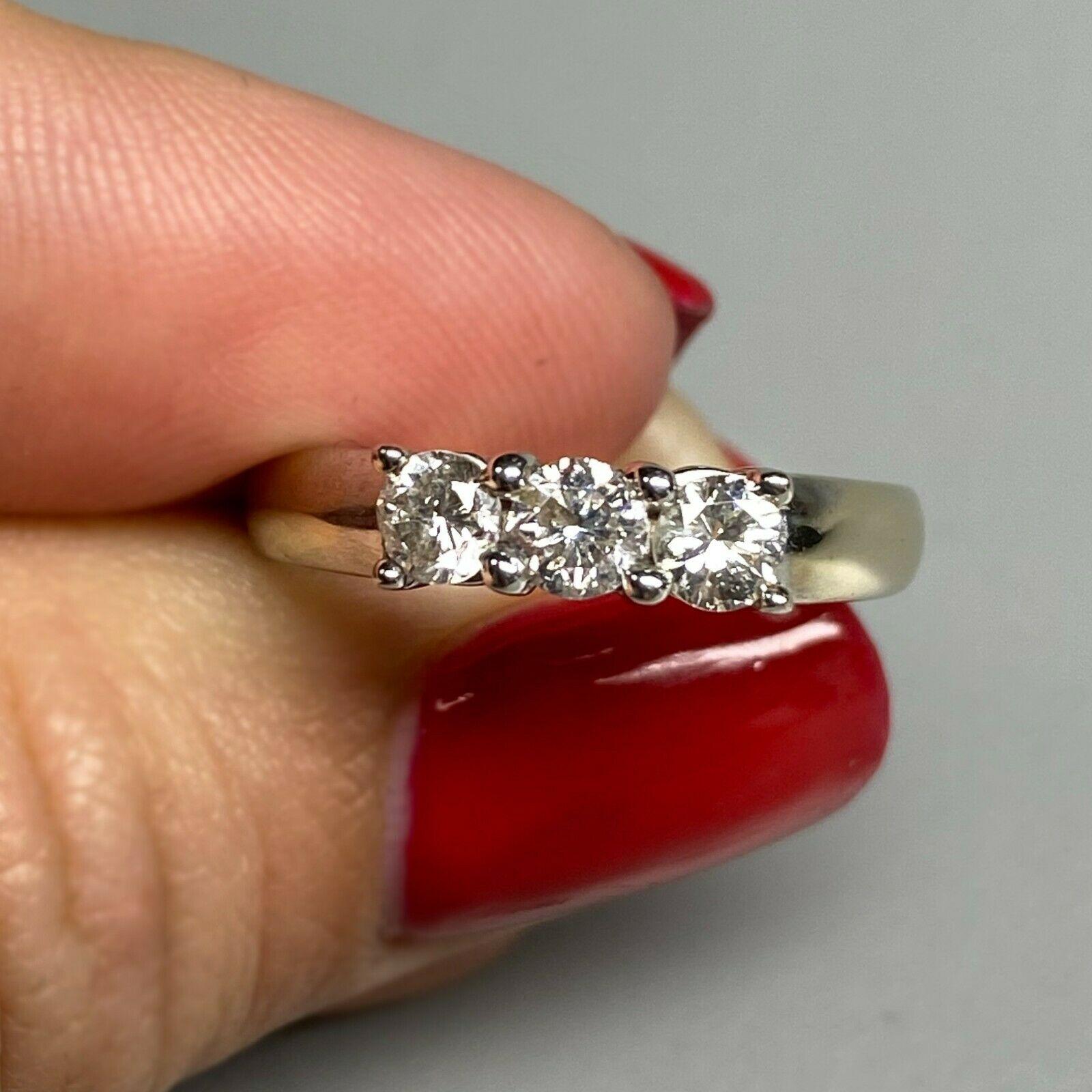 Este precioso anillo de 3 piedras de oro macizo de 14k decorado con diamantes naturales Corte redondo en venta