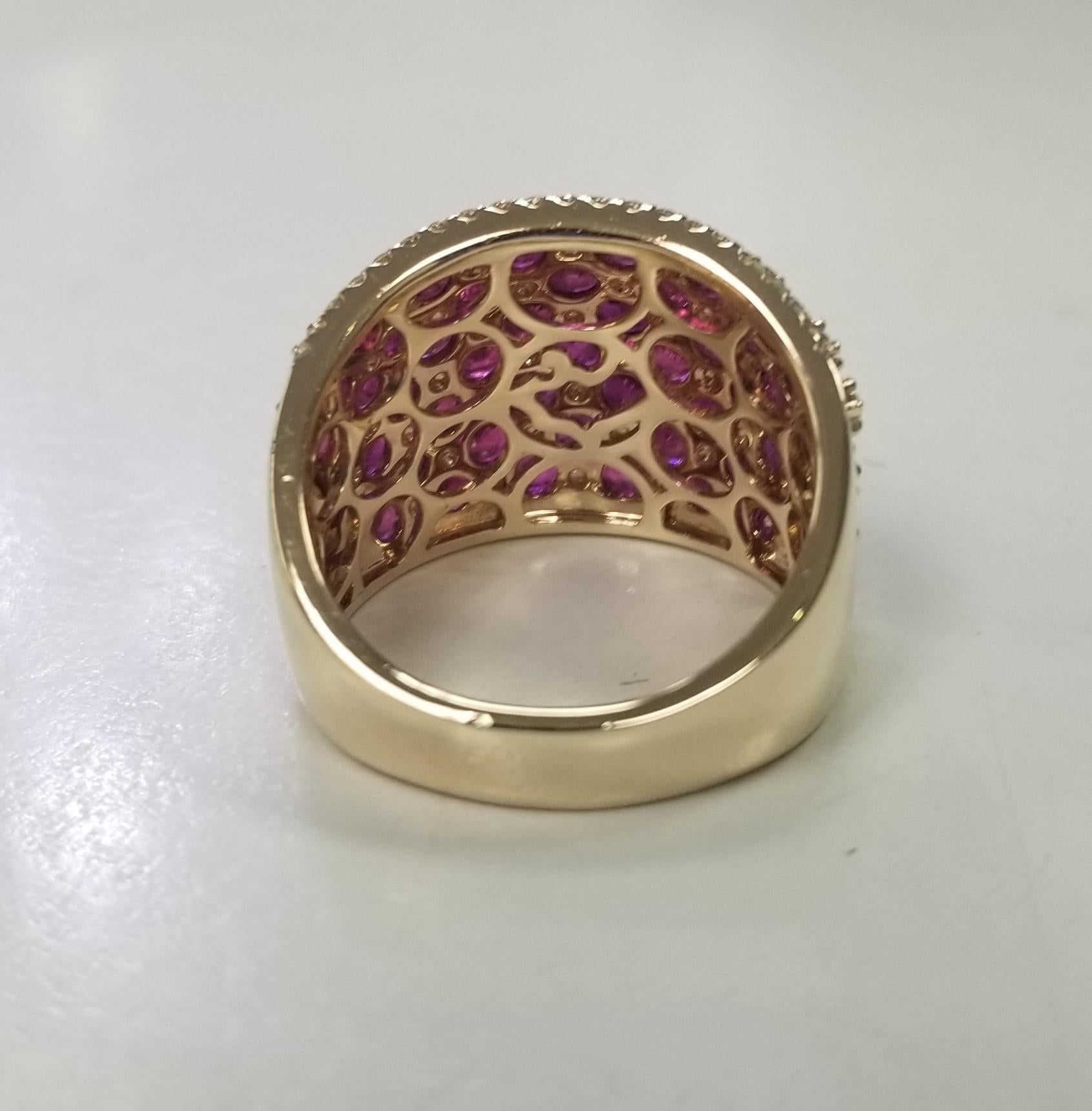 This Beautiful Vintage 14k Yellow Gold Ruby and Diamond Checkerboard Ring In Excellent Condition For Sale In Los Angeles, CA