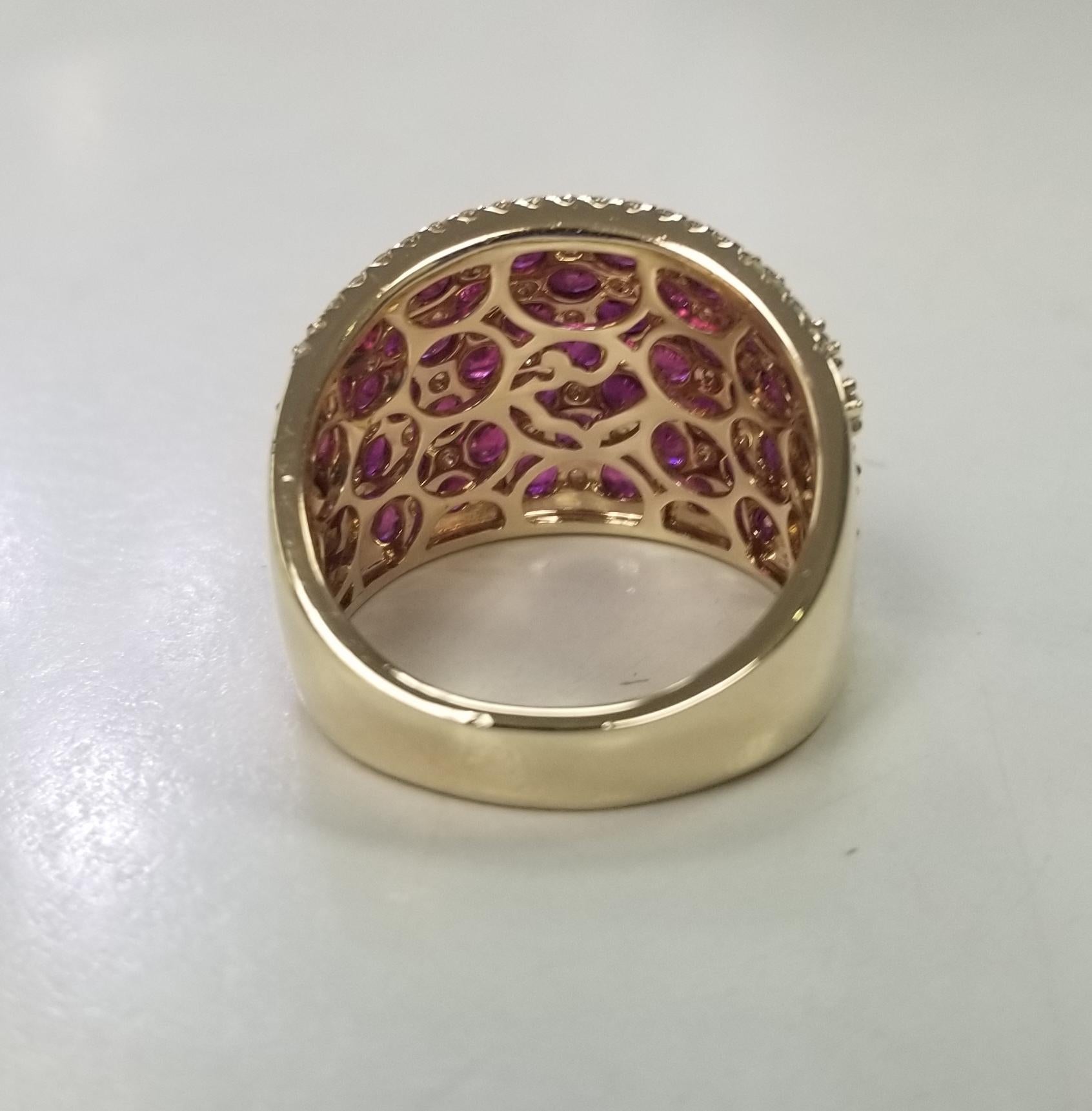 Este precioso anillo vintage de oro amarillo de 14k con rubí y diamantes en forma de damero en Excelente estado para la venta en Los Angeles, CA
