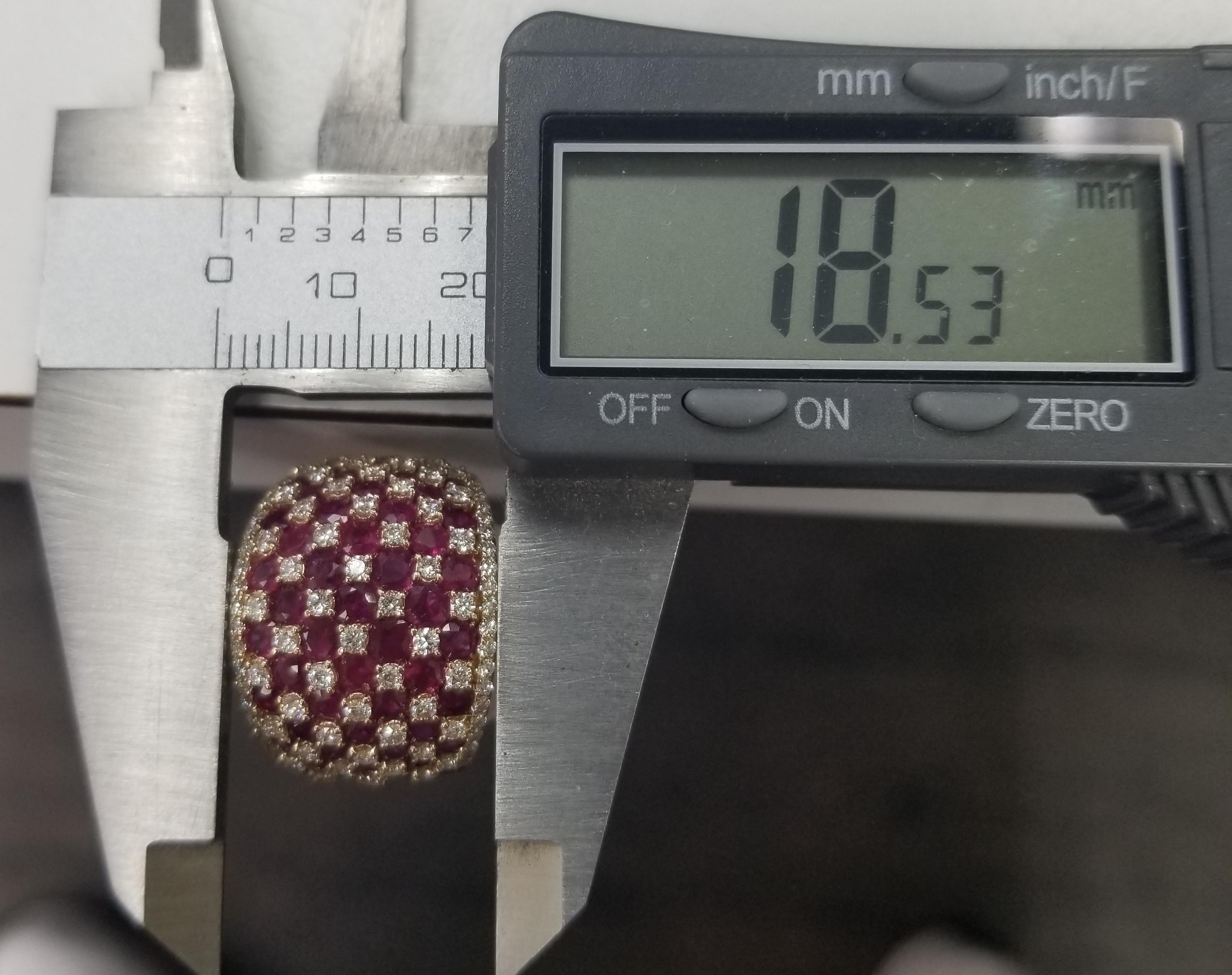 Este precioso anillo vintage de oro amarillo de 14k con rubí y diamantes en forma de damero en venta 1
