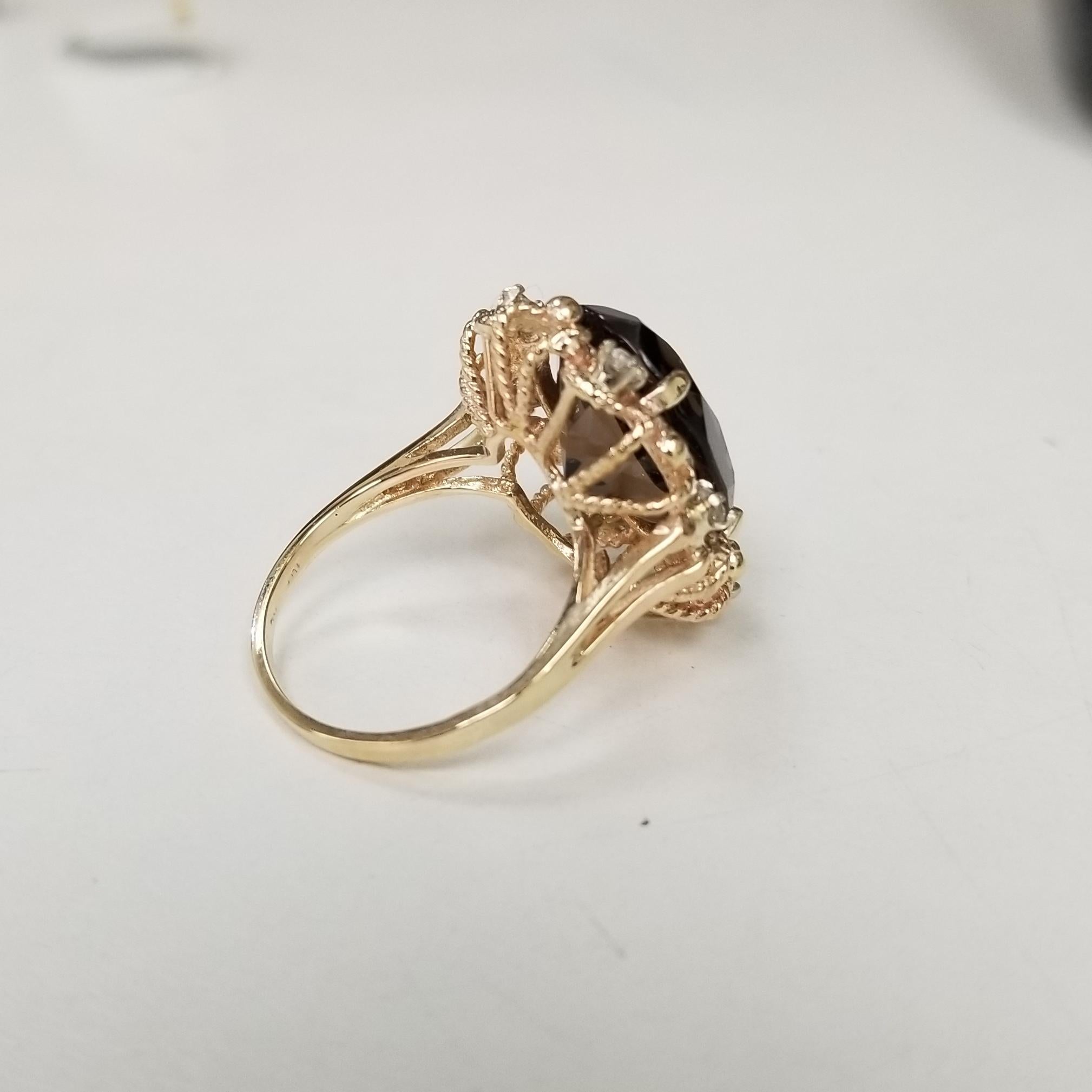 Contemporaneo Questo bellissimo anello d'epoca in oro giallo 14k con topazio e diamanti in vendita