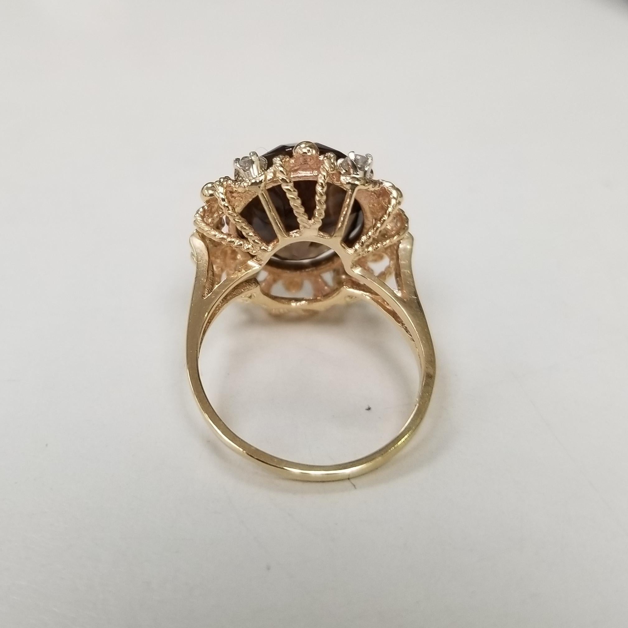 Taglio ovale Questo bellissimo anello d'epoca in oro giallo 14k con topazio e diamanti in vendita