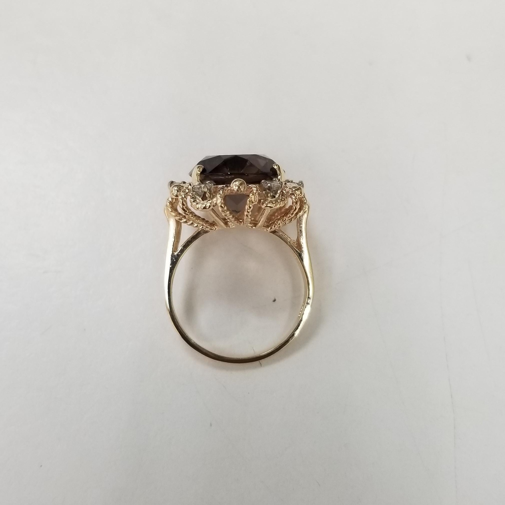 Questo bellissimo anello d'epoca in oro giallo 14k con topazio e diamanti In condizioni ottime in vendita a Los Angeles, CA