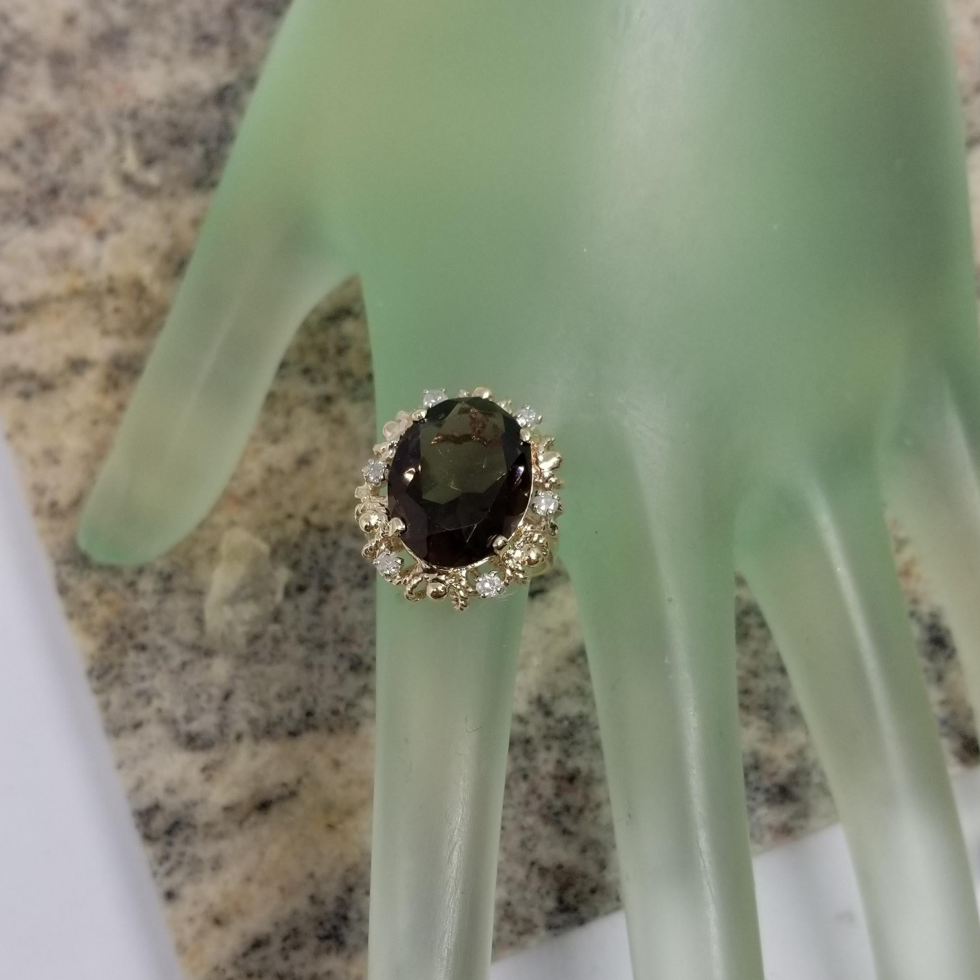 Questo bellissimo anello d'epoca in oro giallo 14k con topazio e diamanti in vendita 1