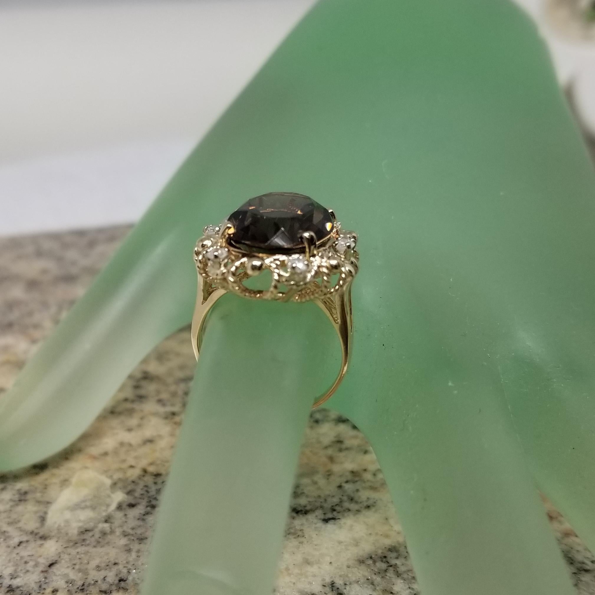Questo bellissimo anello d'epoca in oro giallo 14k con topazio e diamanti in vendita 2