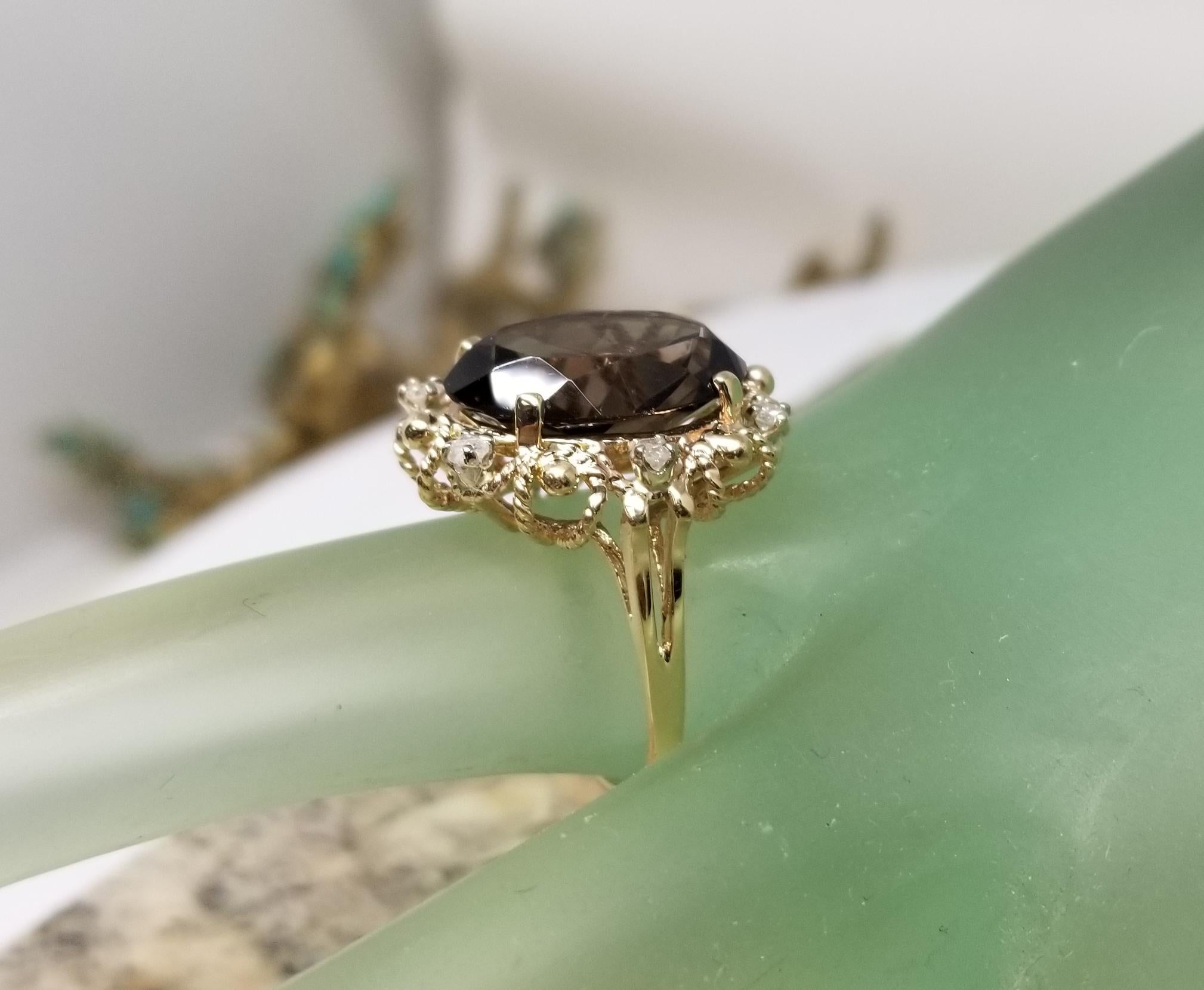 Questo bellissimo anello d'epoca in oro giallo 14k con topazio e diamanti in vendita 3