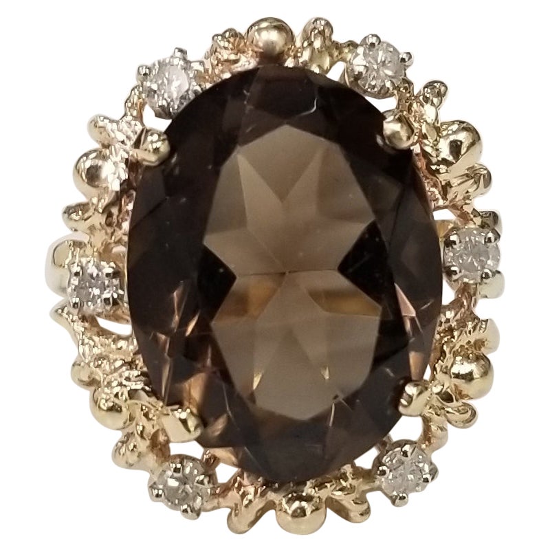 Cette magnifique bague vintage en or jaune 14k avec topaze et diamant