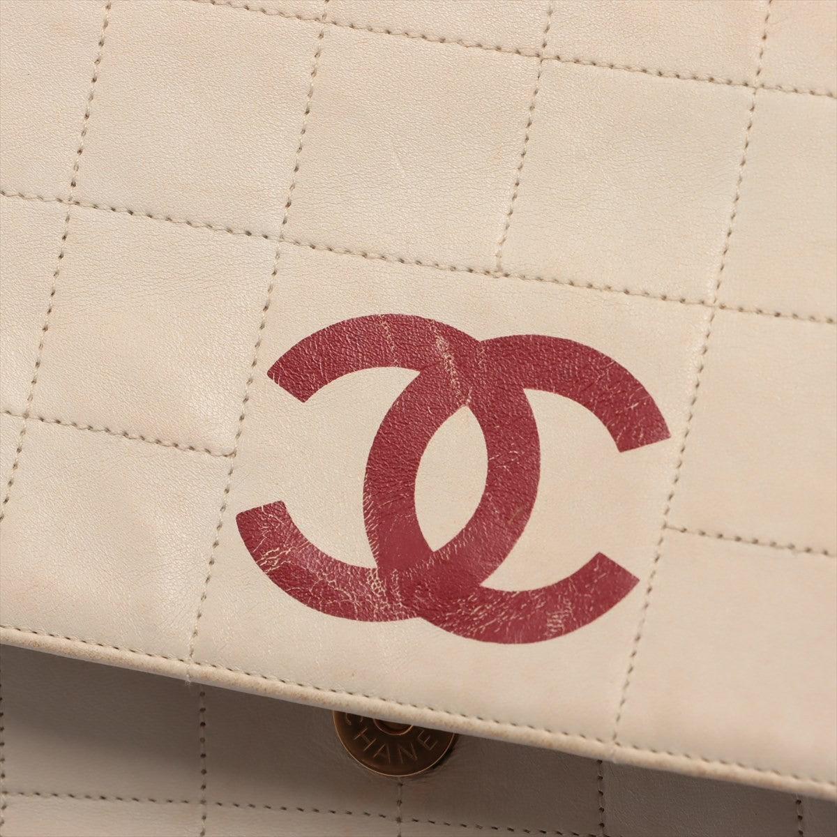 This Chanel shoulder bag is crafted in white lambskin leather with stylistic 6