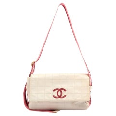 Chanel Umhängetasche aus weißem Lammfell mit stilvollem Muster