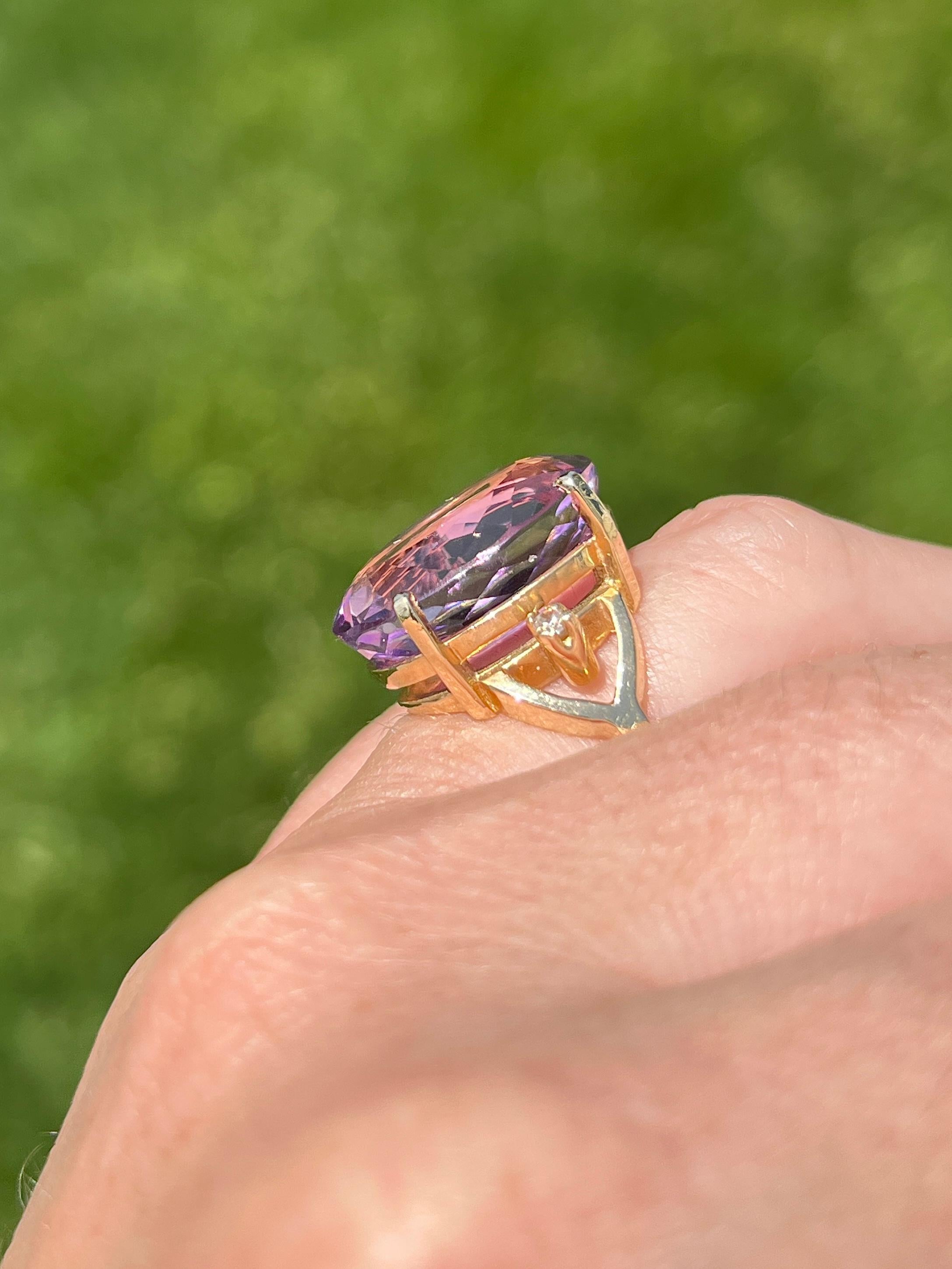 This contemporary 14 karat yellow gold ring features a striking oval-cut amethys For Sale 4